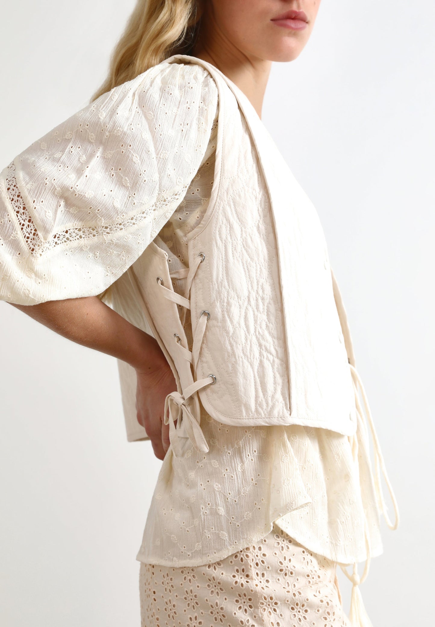 COLETE ACOLCHOADO COM LAÇOS