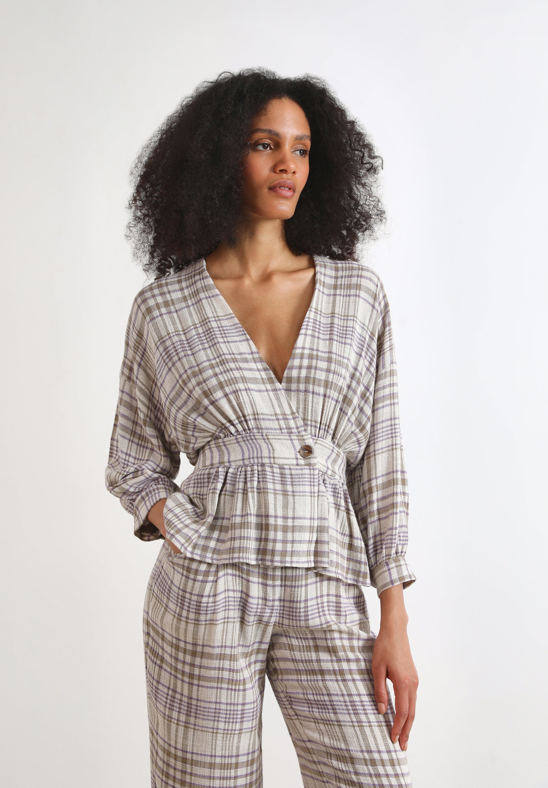 CASACO EM XADREZ COM BOTÃO