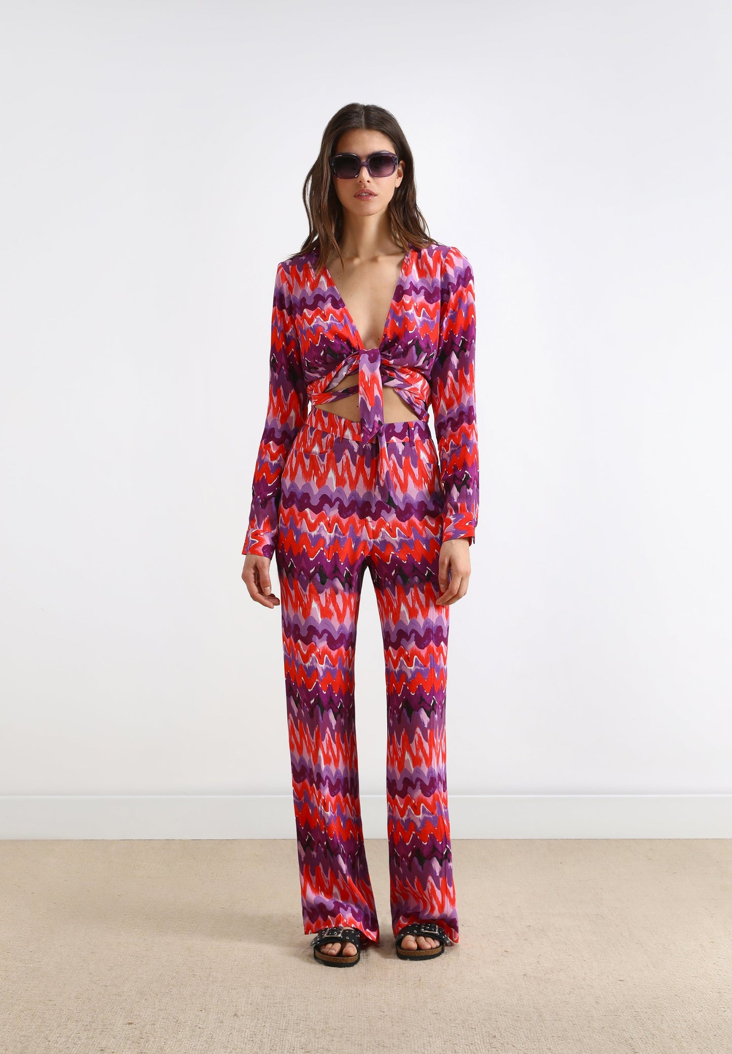 BLUSA MULTIPOSIÇÕES COM LAÇO