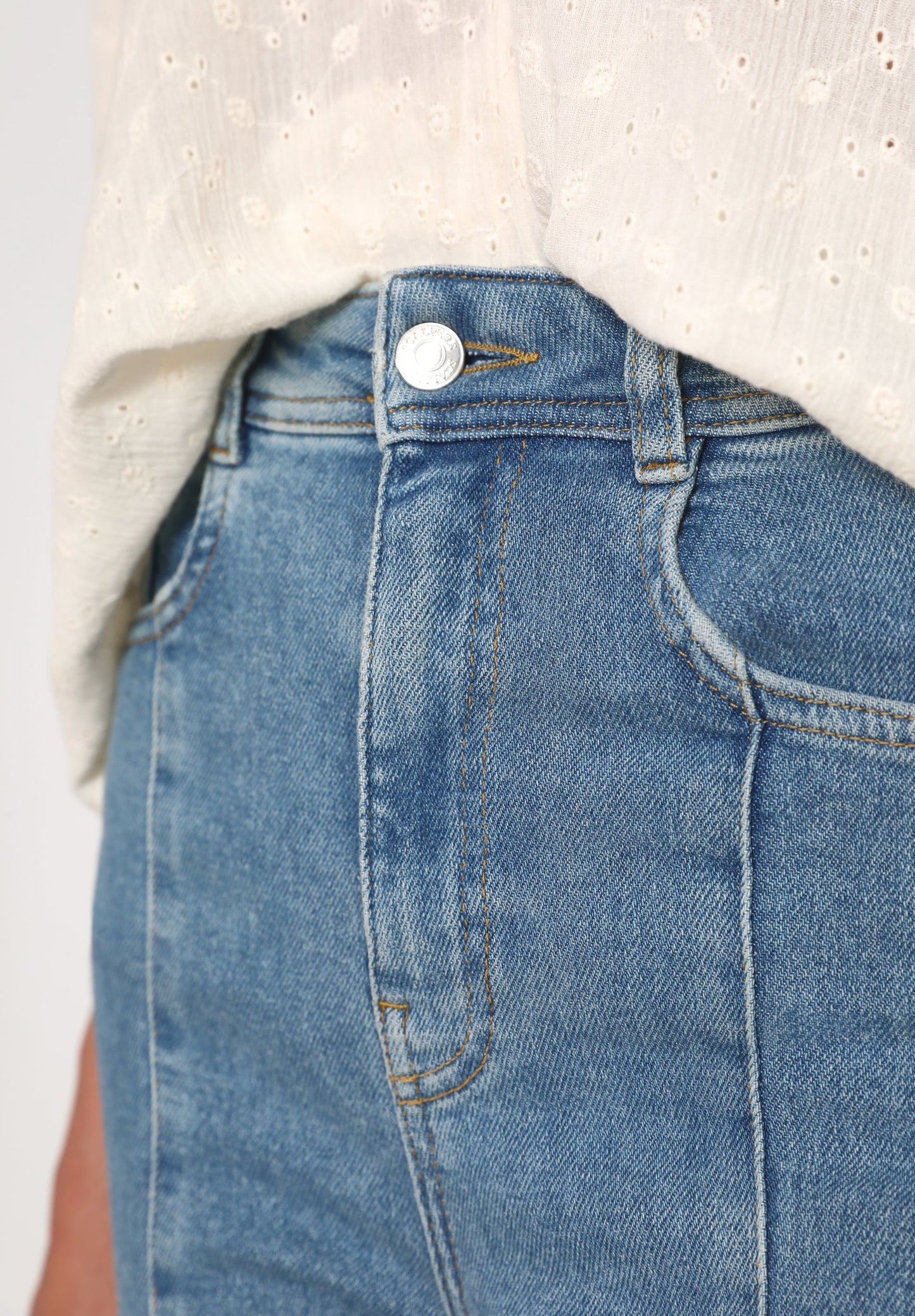 JEANS BOOTCUT COM COSTURA