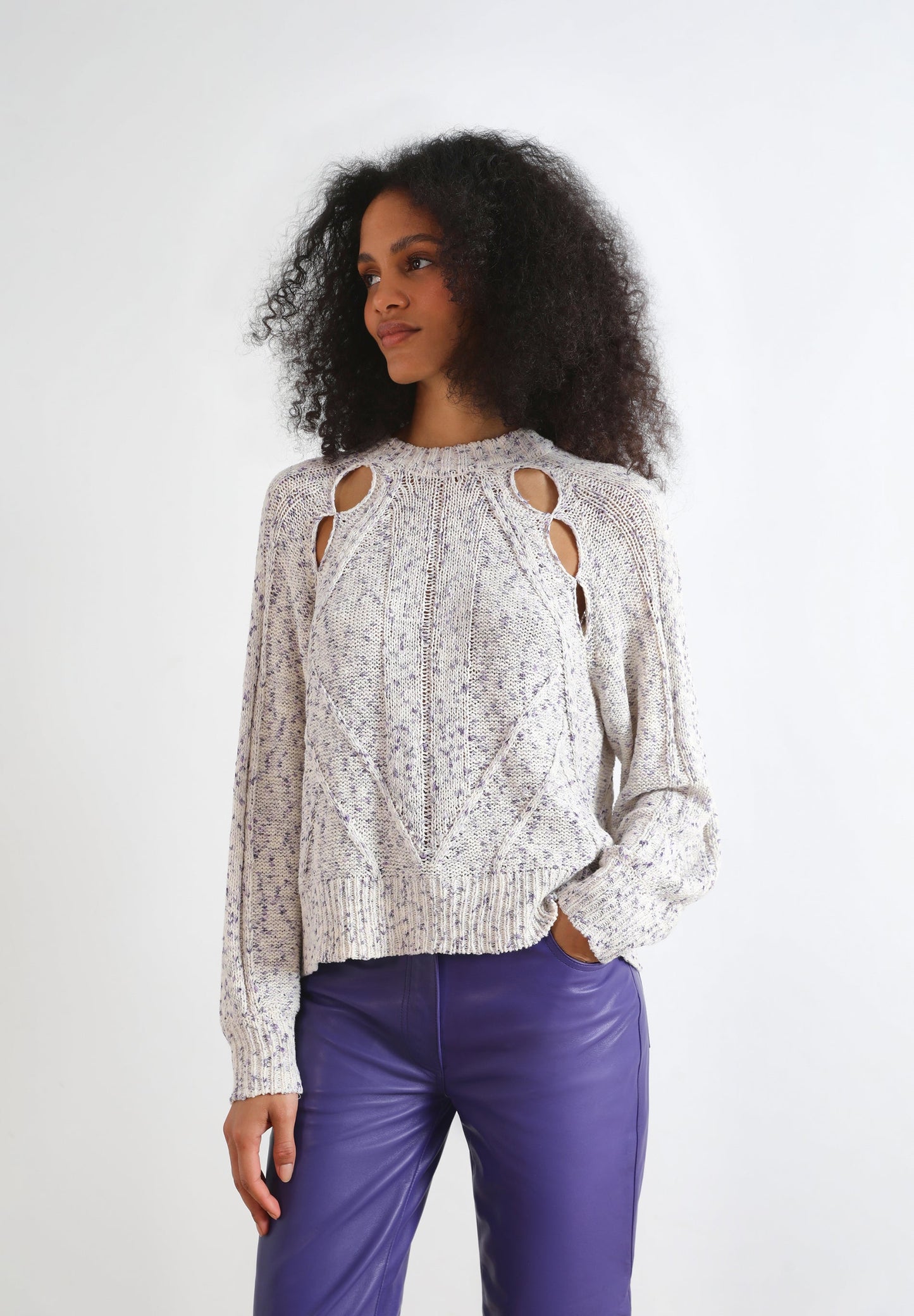 SWEATER COM PORMENOR DE ABERTURAS