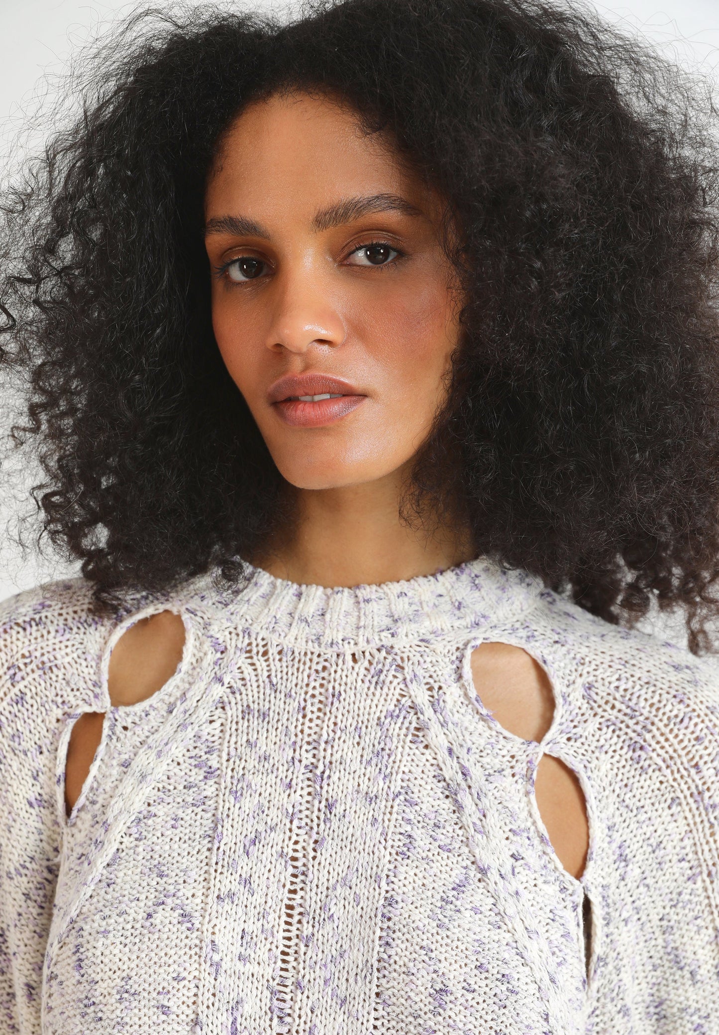 SWEATER COM PORMENOR DE ABERTURAS