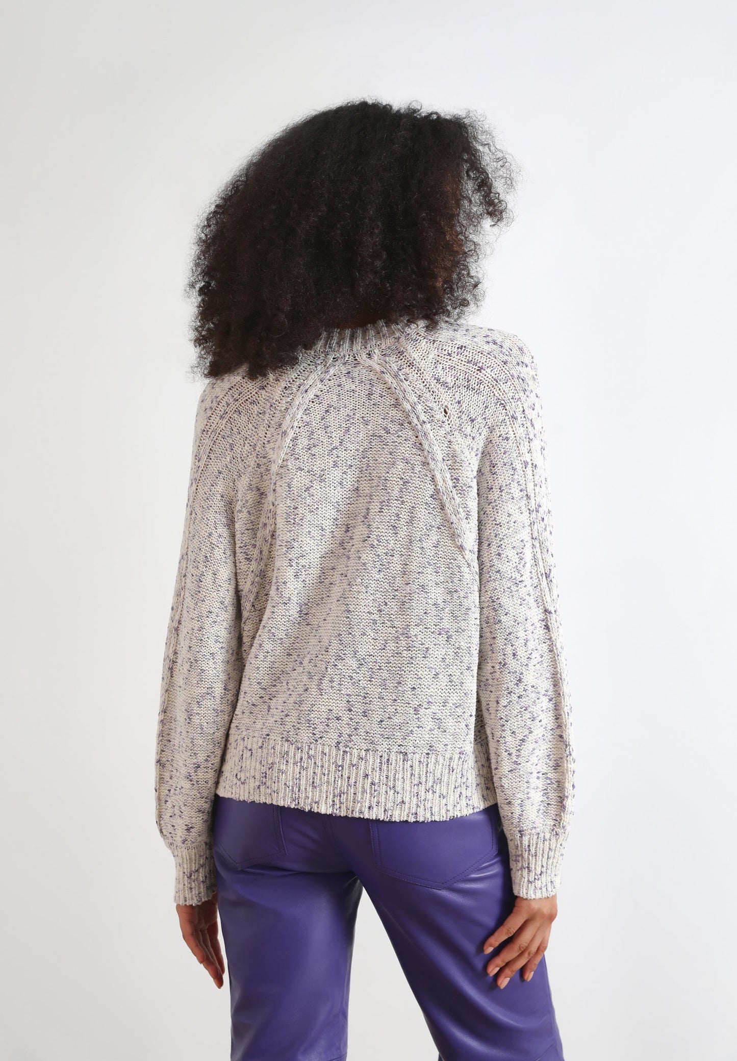 SWEATER COM PORMENOR DE ABERTURAS