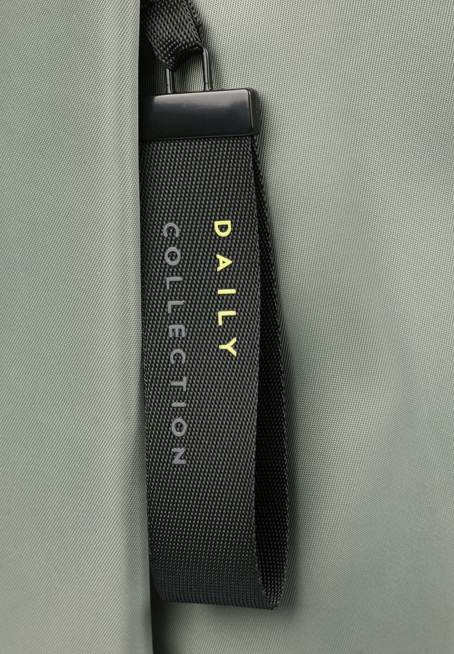 MOCHILA COM BOLSO FRONTAL E ZIP