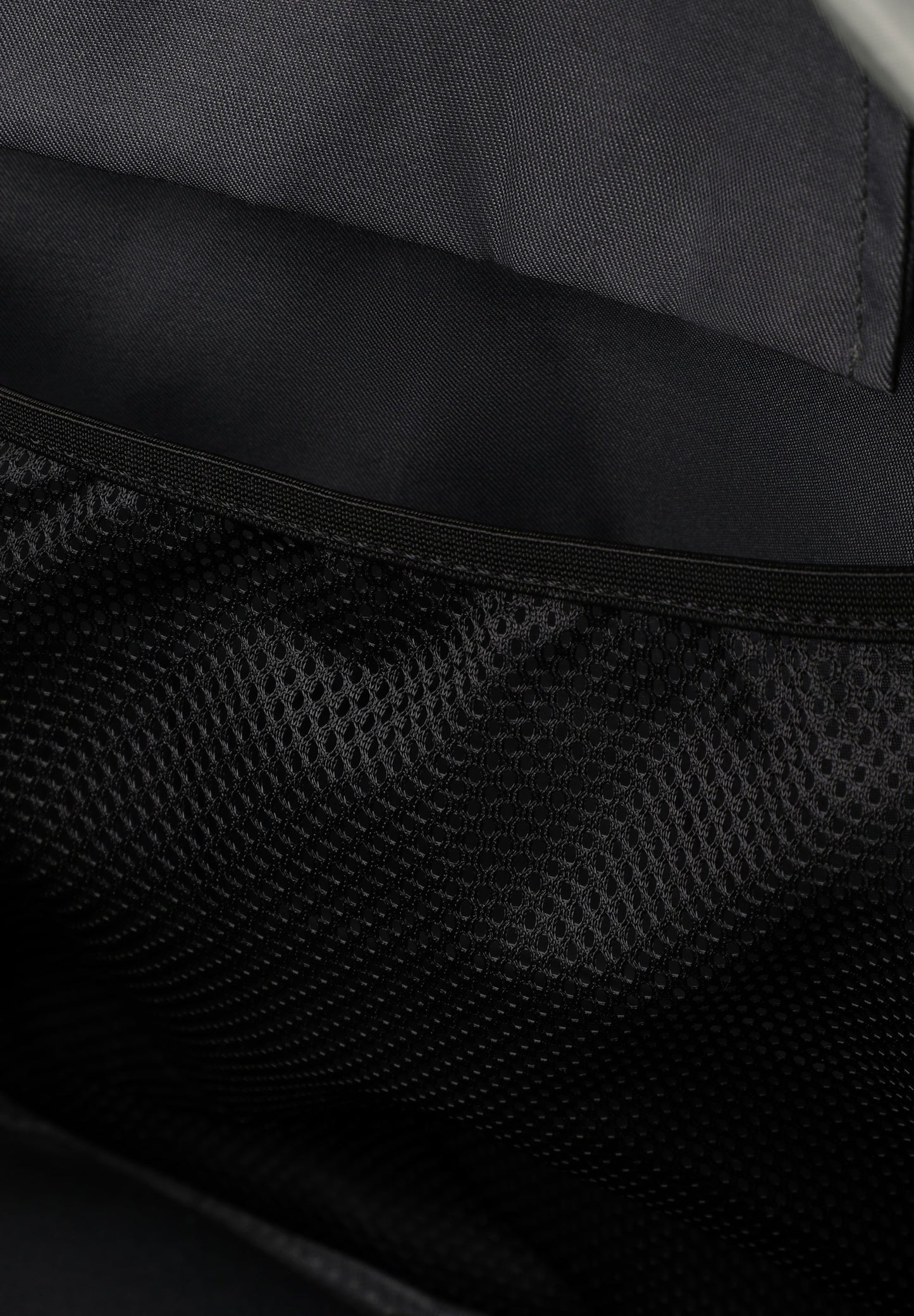 MOCHILA COM BOLSO FRONTAL E ZIP