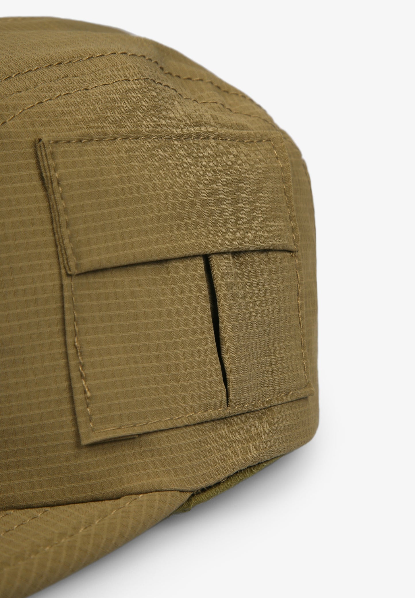 BONÉ COM BOLSO LATERAL