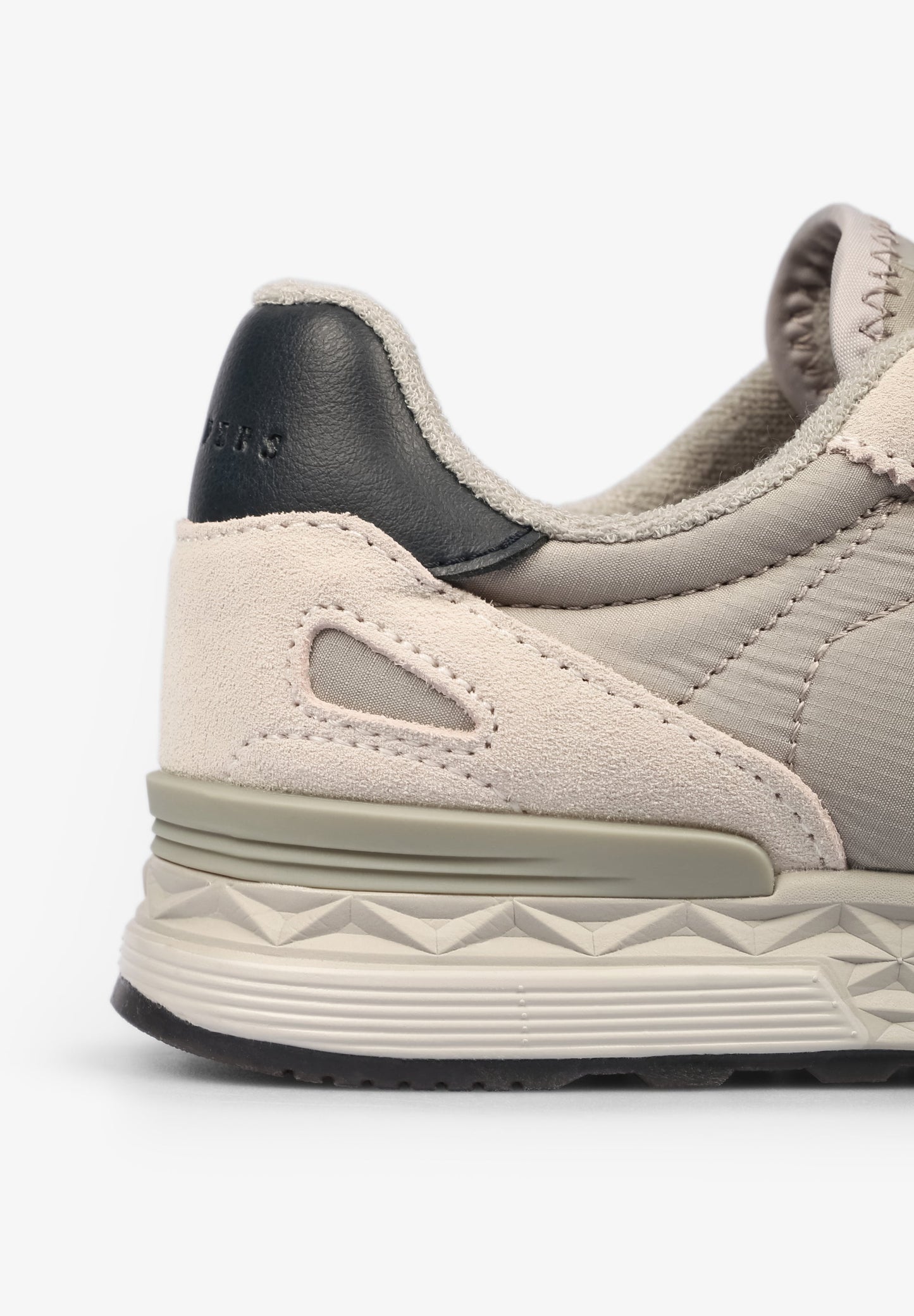 SAPATILHAS COM SKULL LATERAL