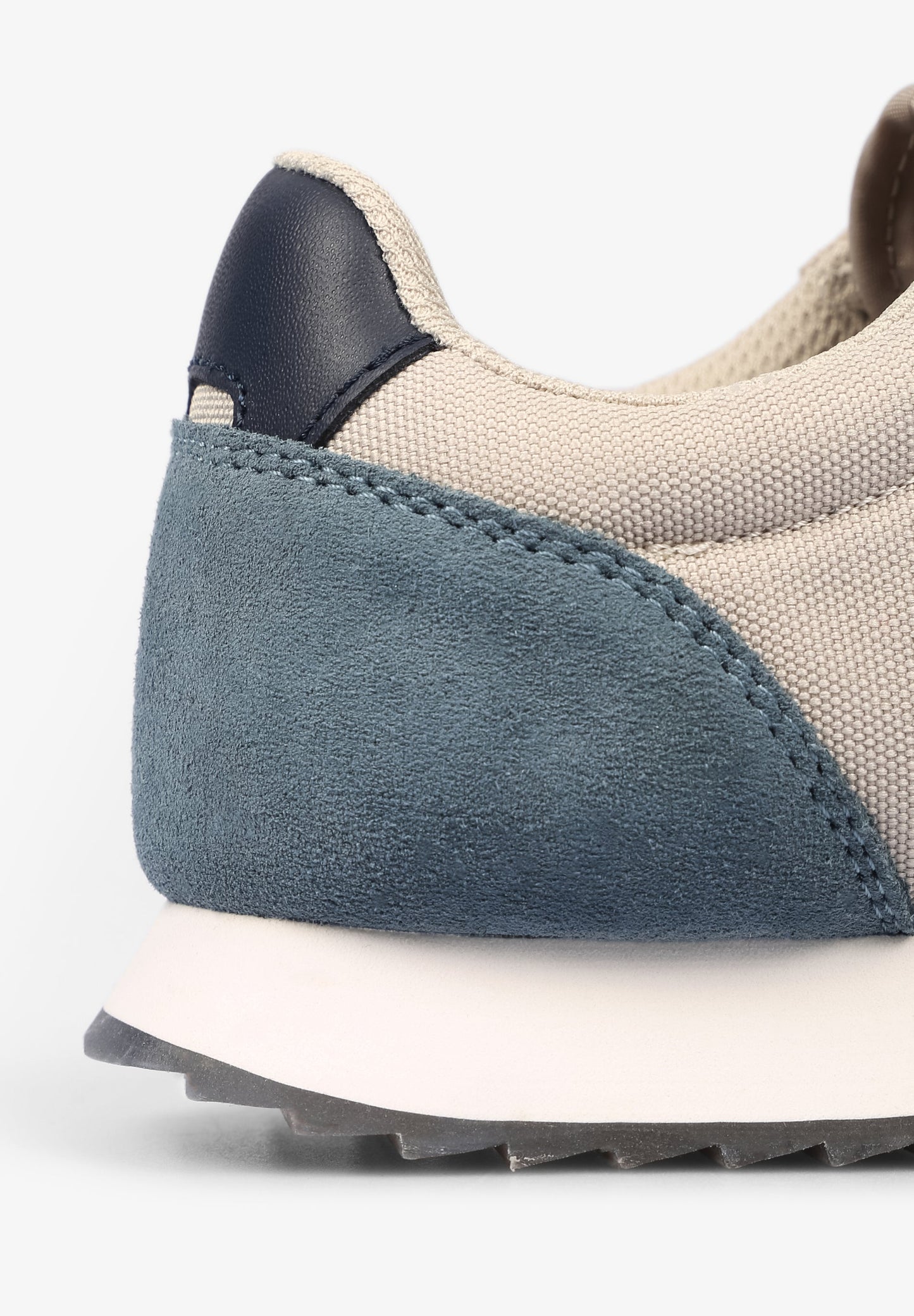 SAPATILHAS COM LOGO E INSÍGNIA