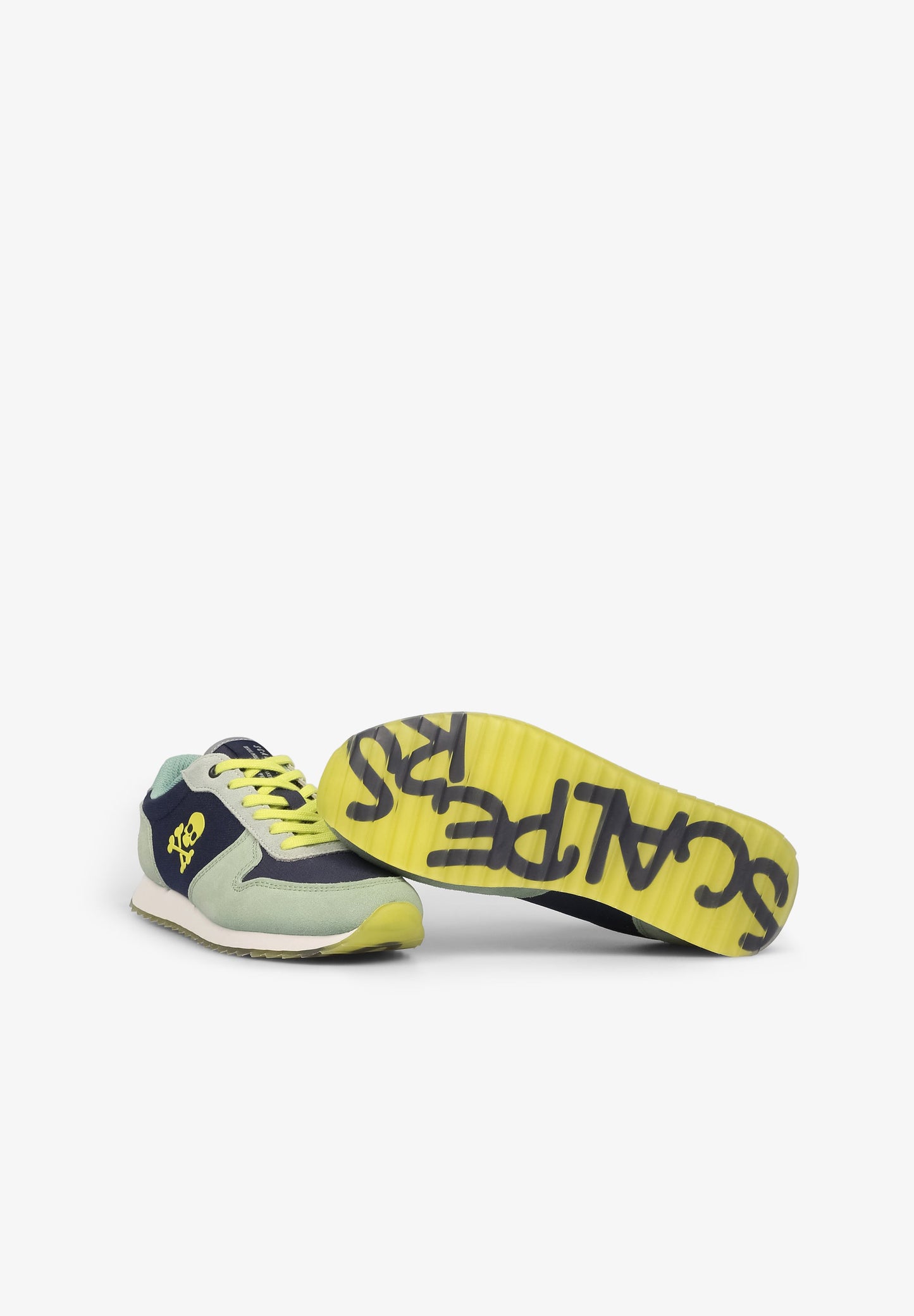 SAPATILHAS COM LOGO E INSÍGNIA