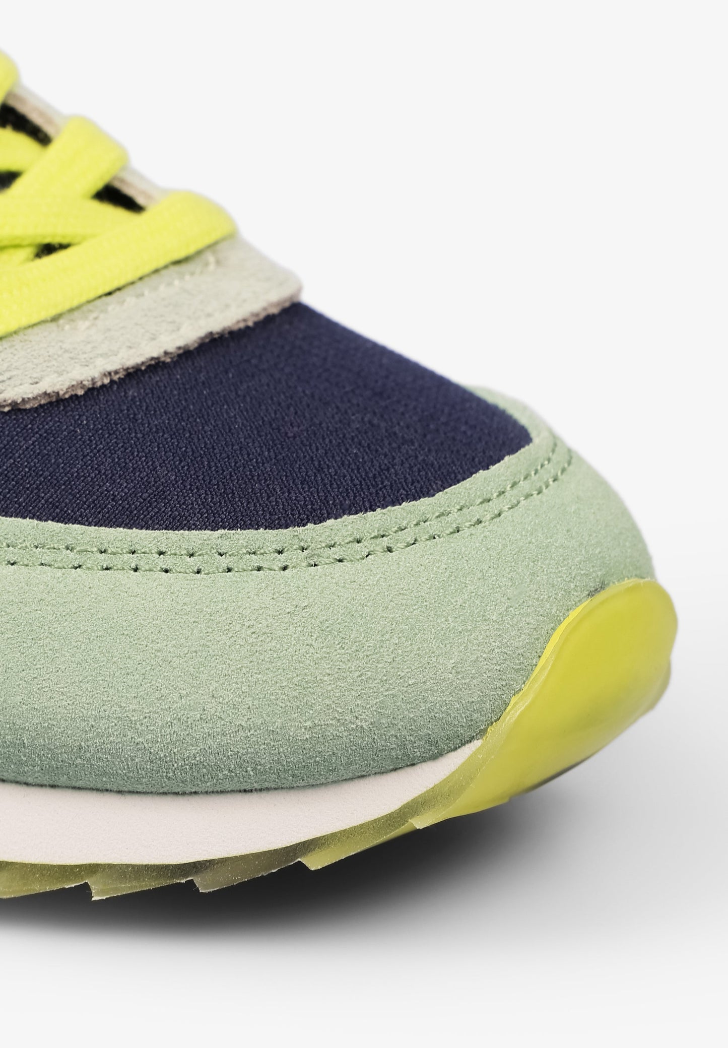 SAPATILHAS COM LOGO E INSÍGNIA