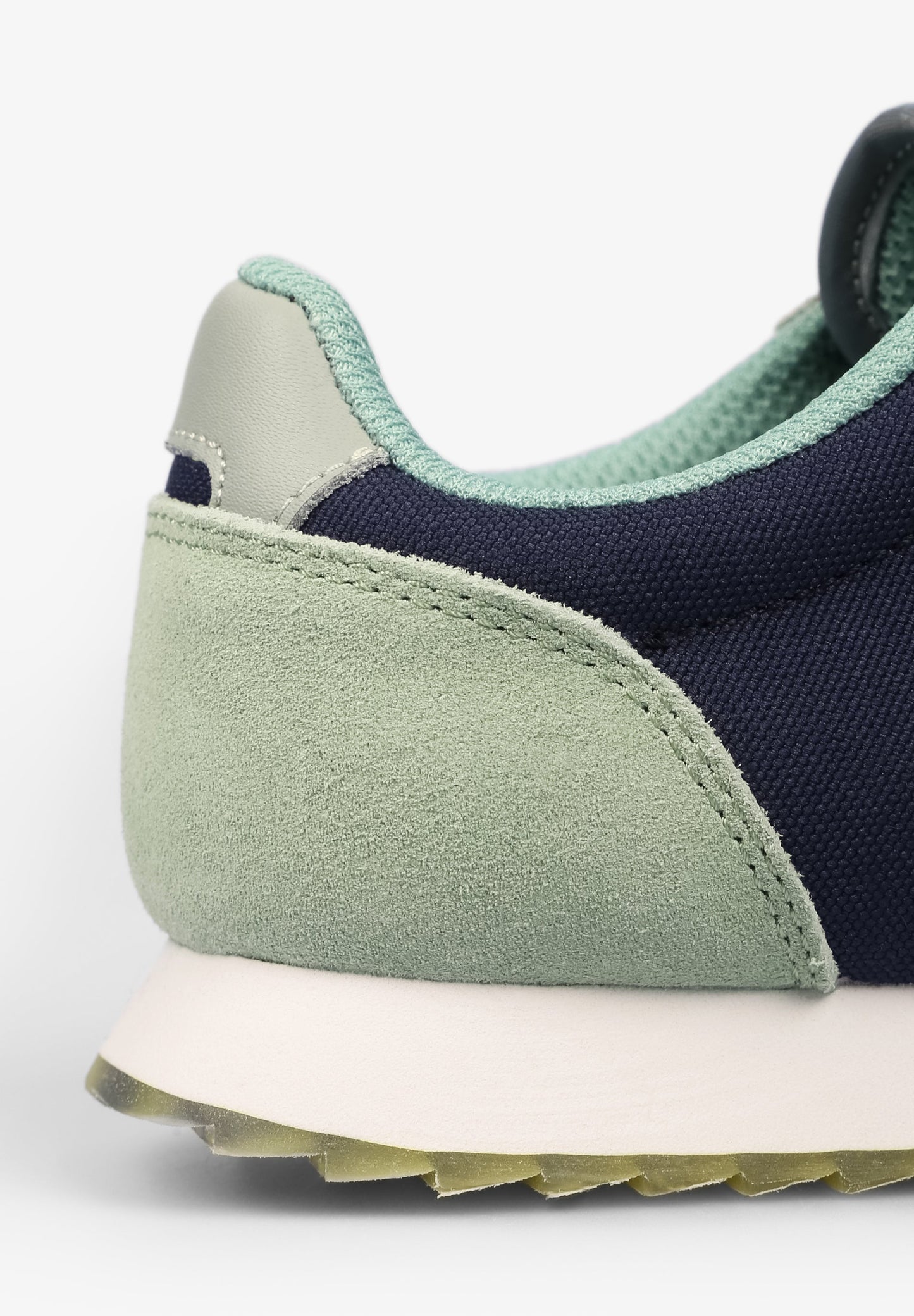 SAPATILHAS COM LOGO E INSÍGNIA