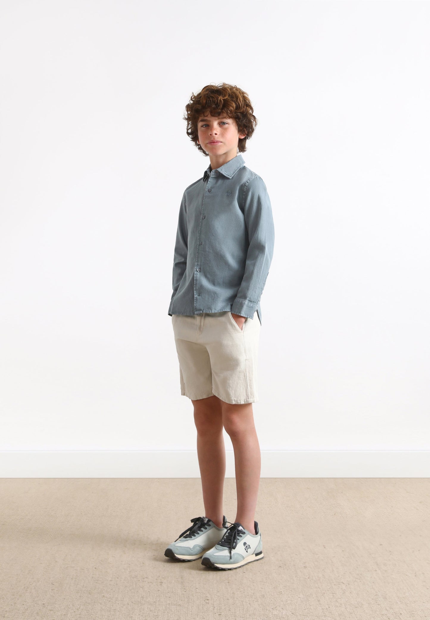 CAMISA COM LOGÓTIPO BORDADO NO TOM