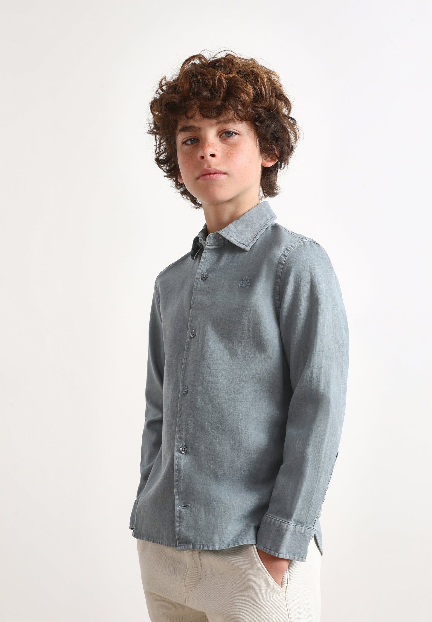 CAMISA COM LOGÓTIPO BORDADO NO TOM