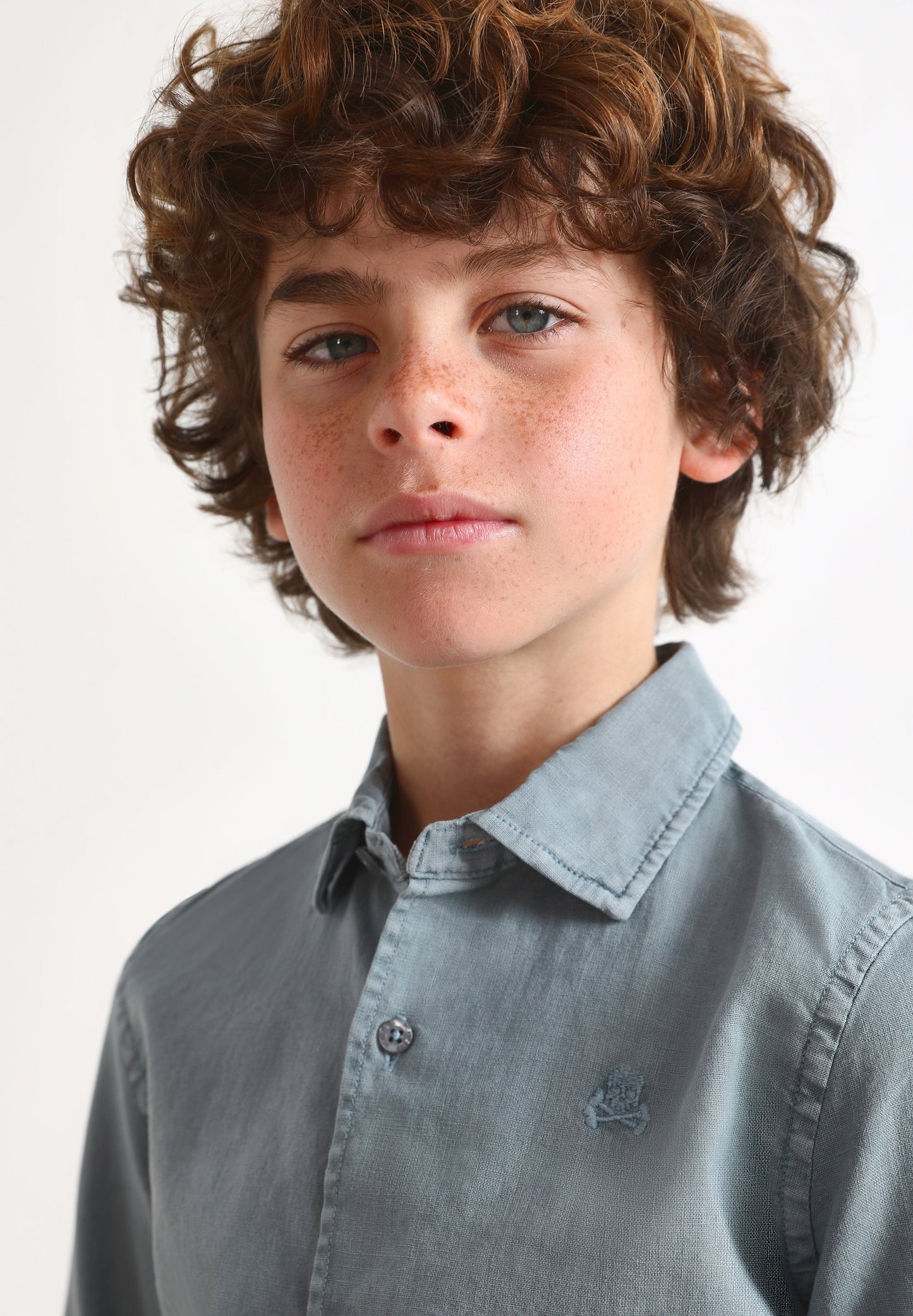 CAMISA COM LOGÓTIPO BORDADO NO TOM