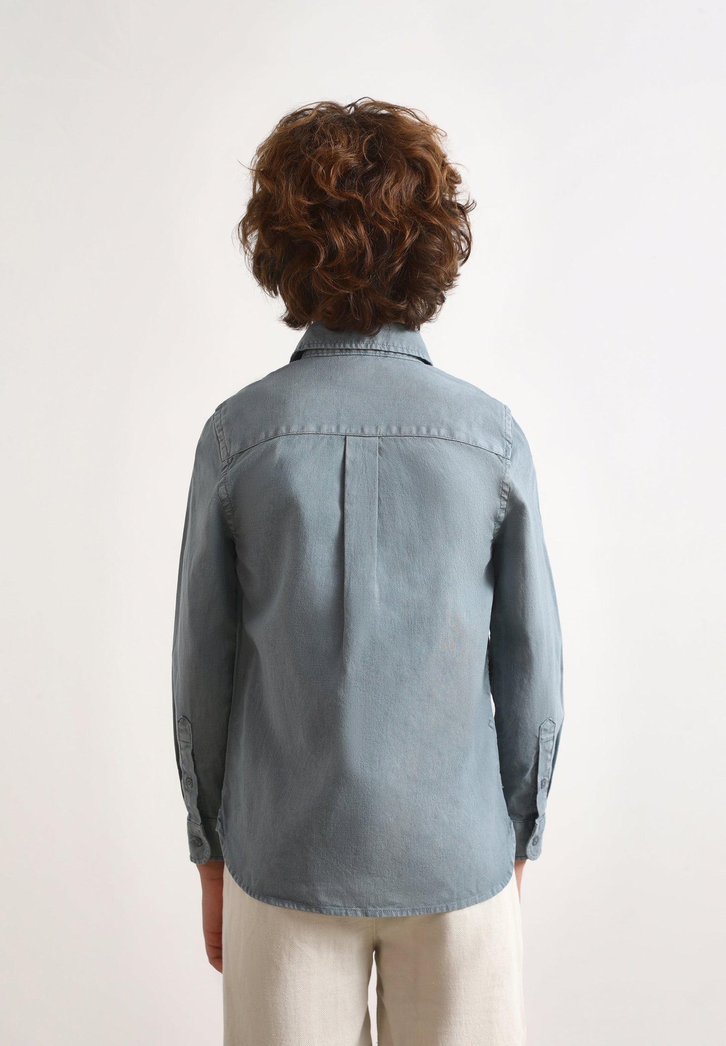 CAMISA COM LOGÓTIPO BORDADO NO TOM