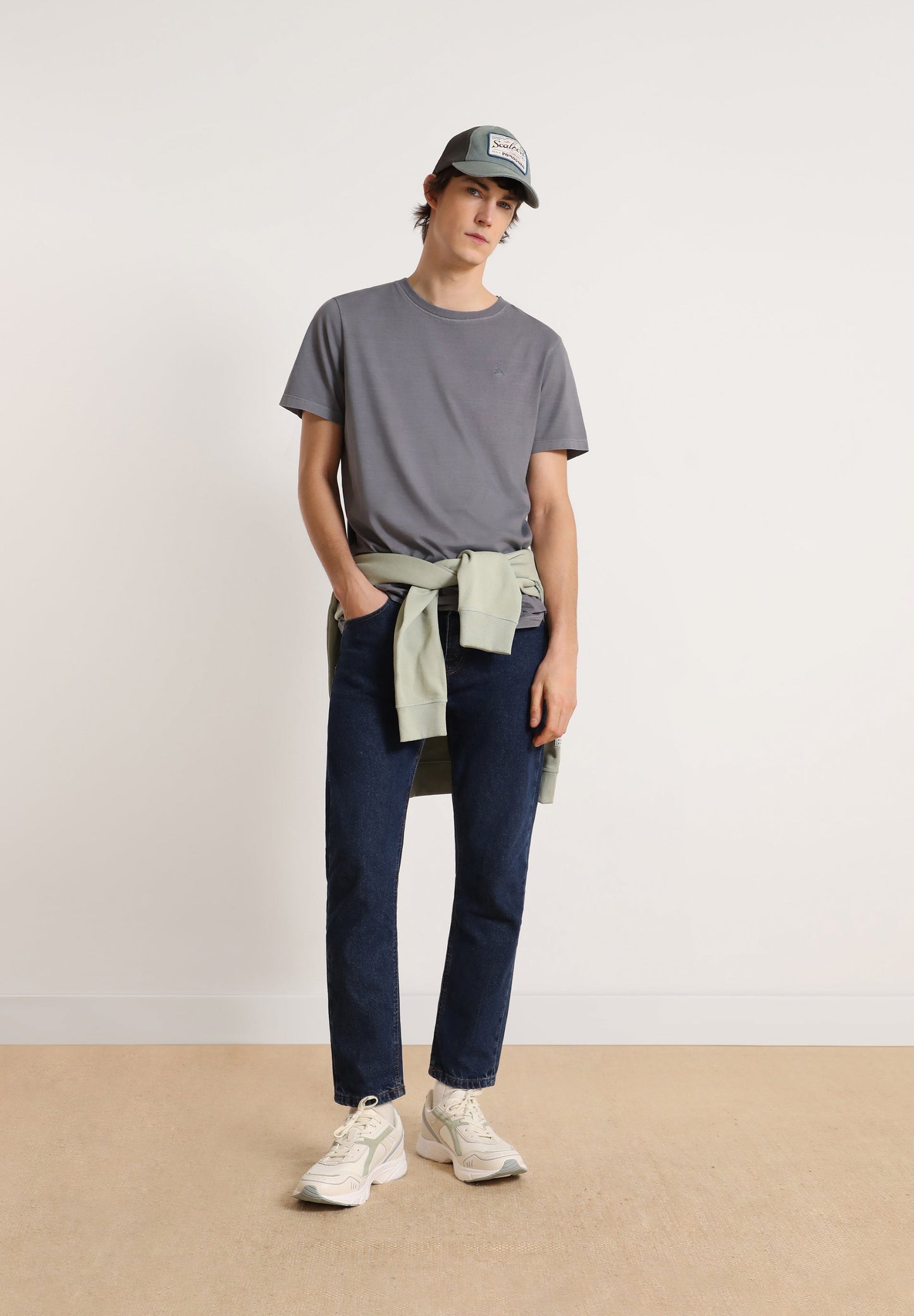 T-SHIRT BÁSICA COM LOGO