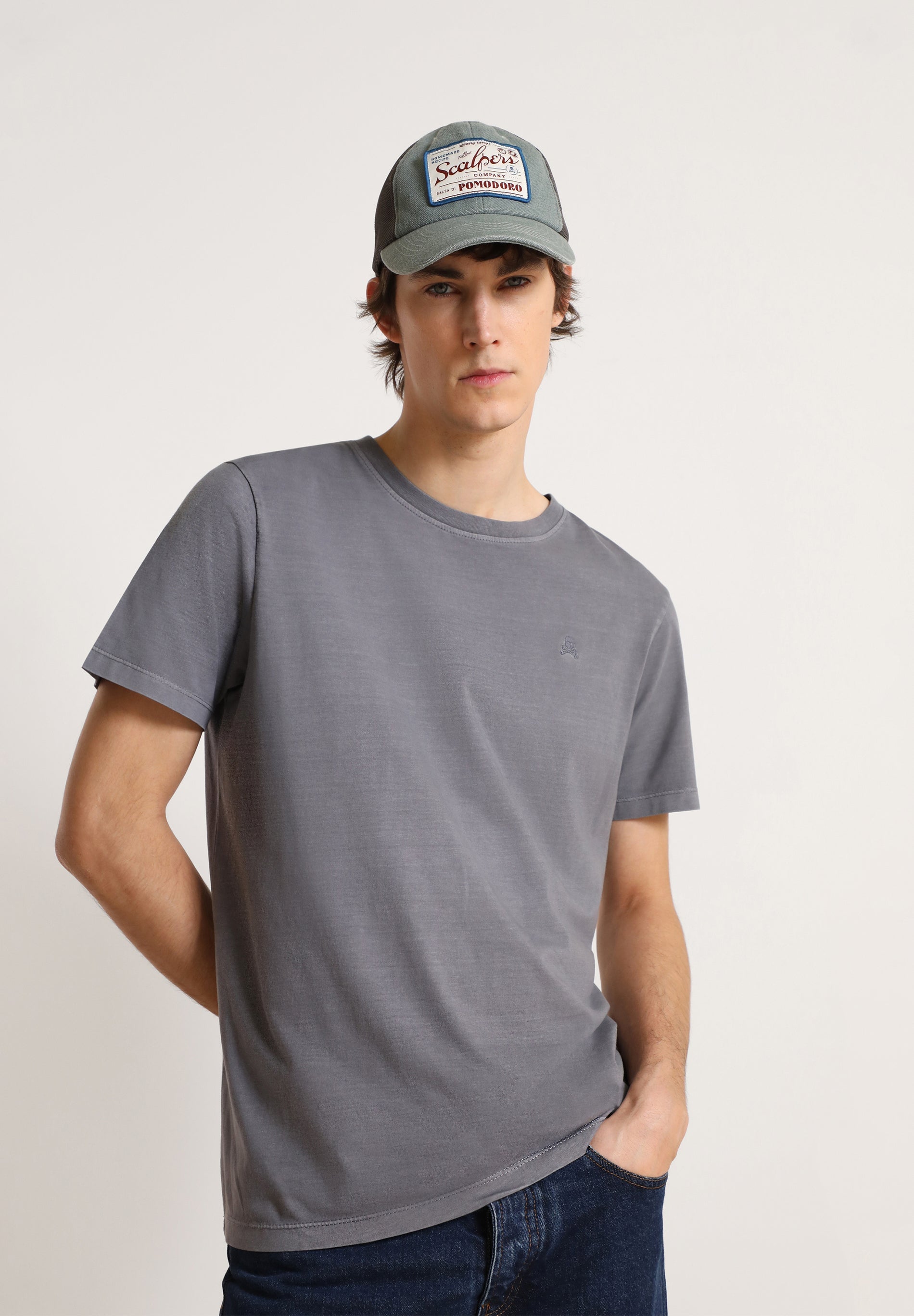 T-SHIRT BÁSICA COM LOGO