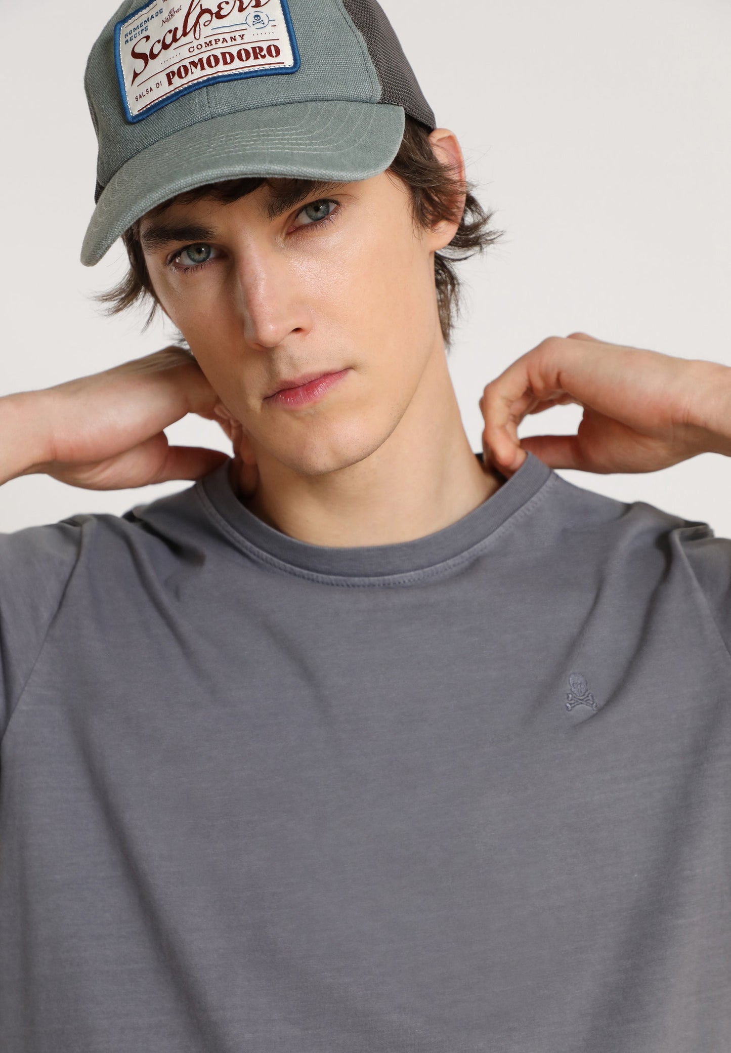 T-SHIRT BÁSICA COM LOGO