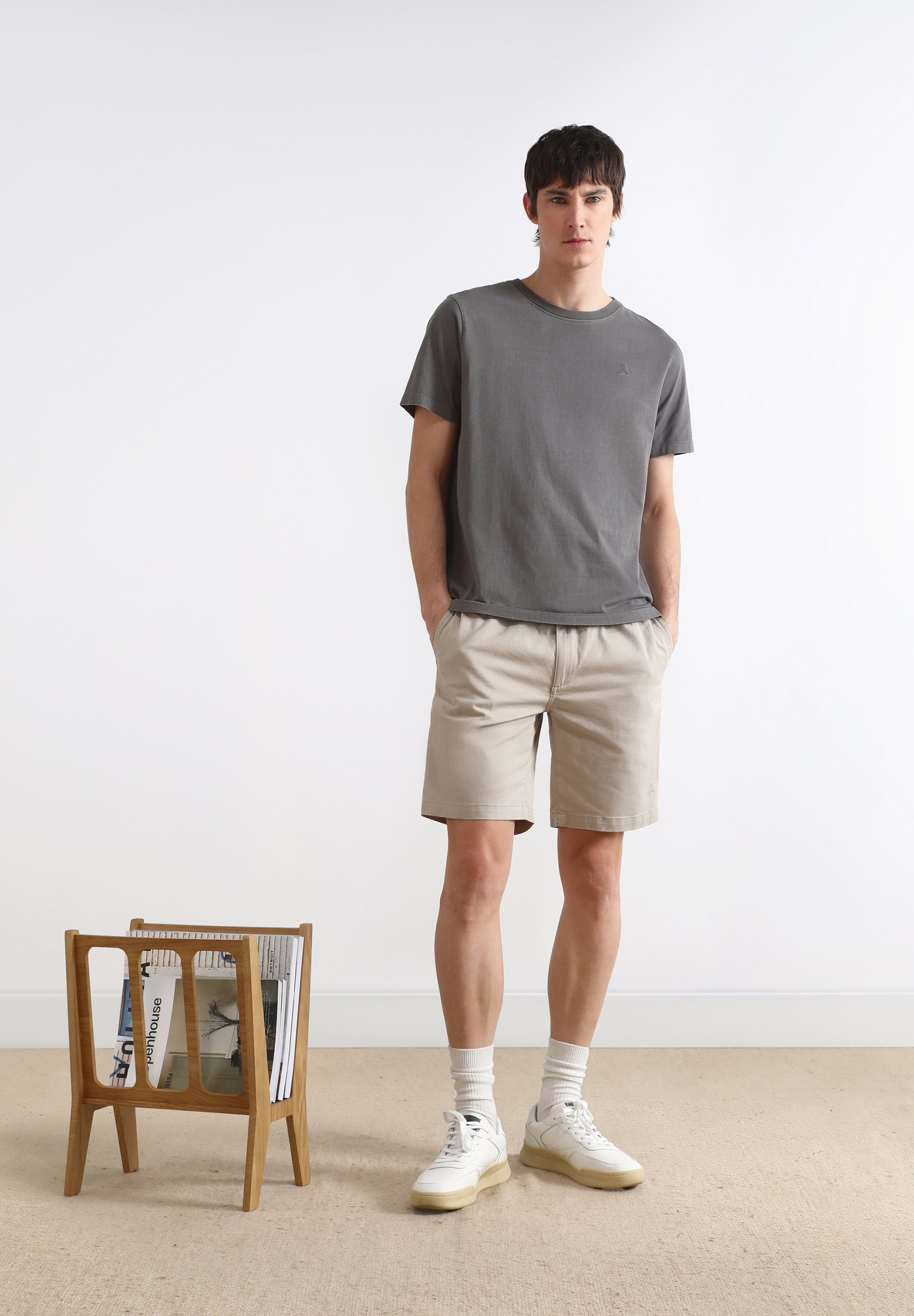 T-SHIRT BÁSICA COM LOGO