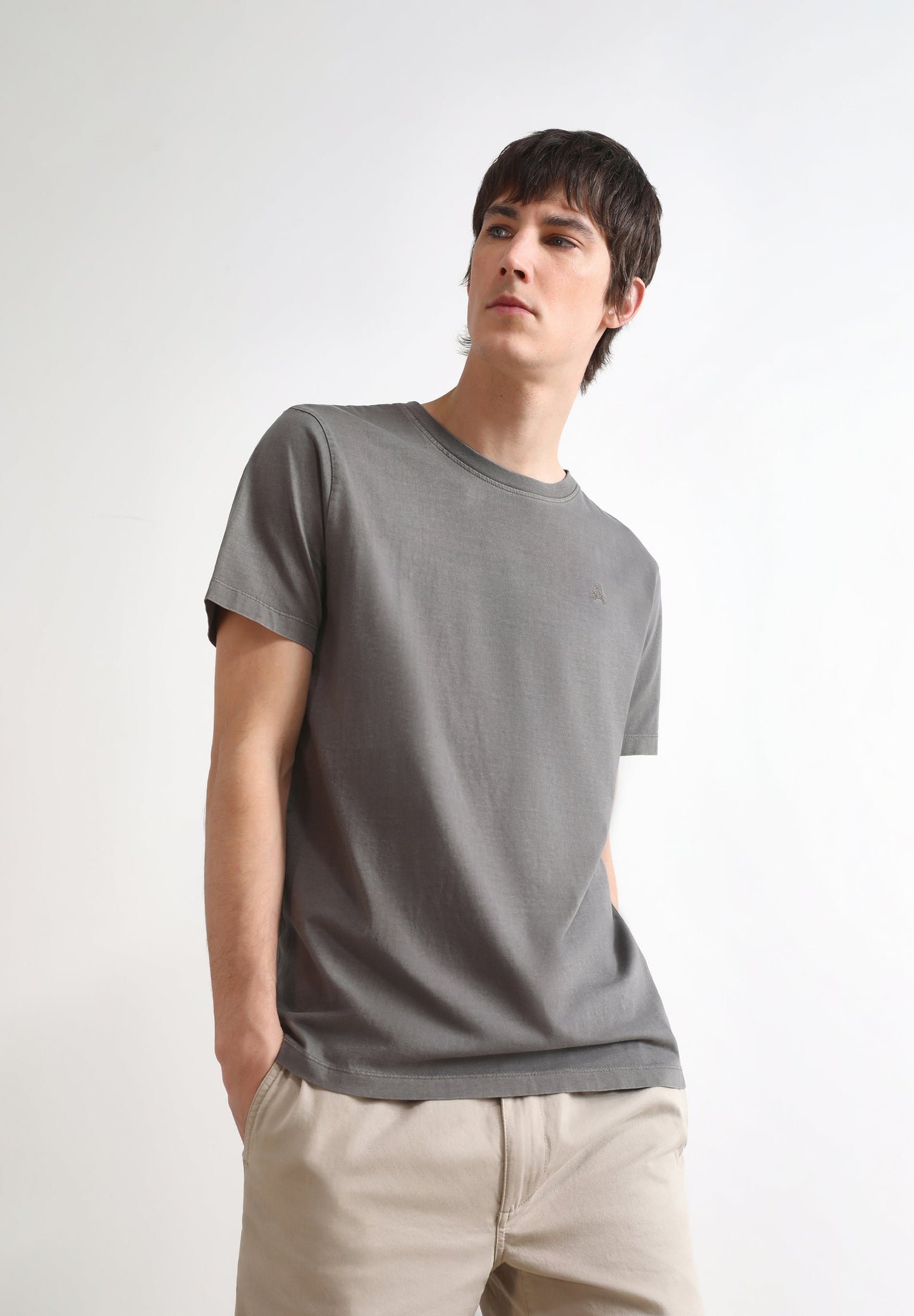 T-SHIRT BÁSICA COM LOGO