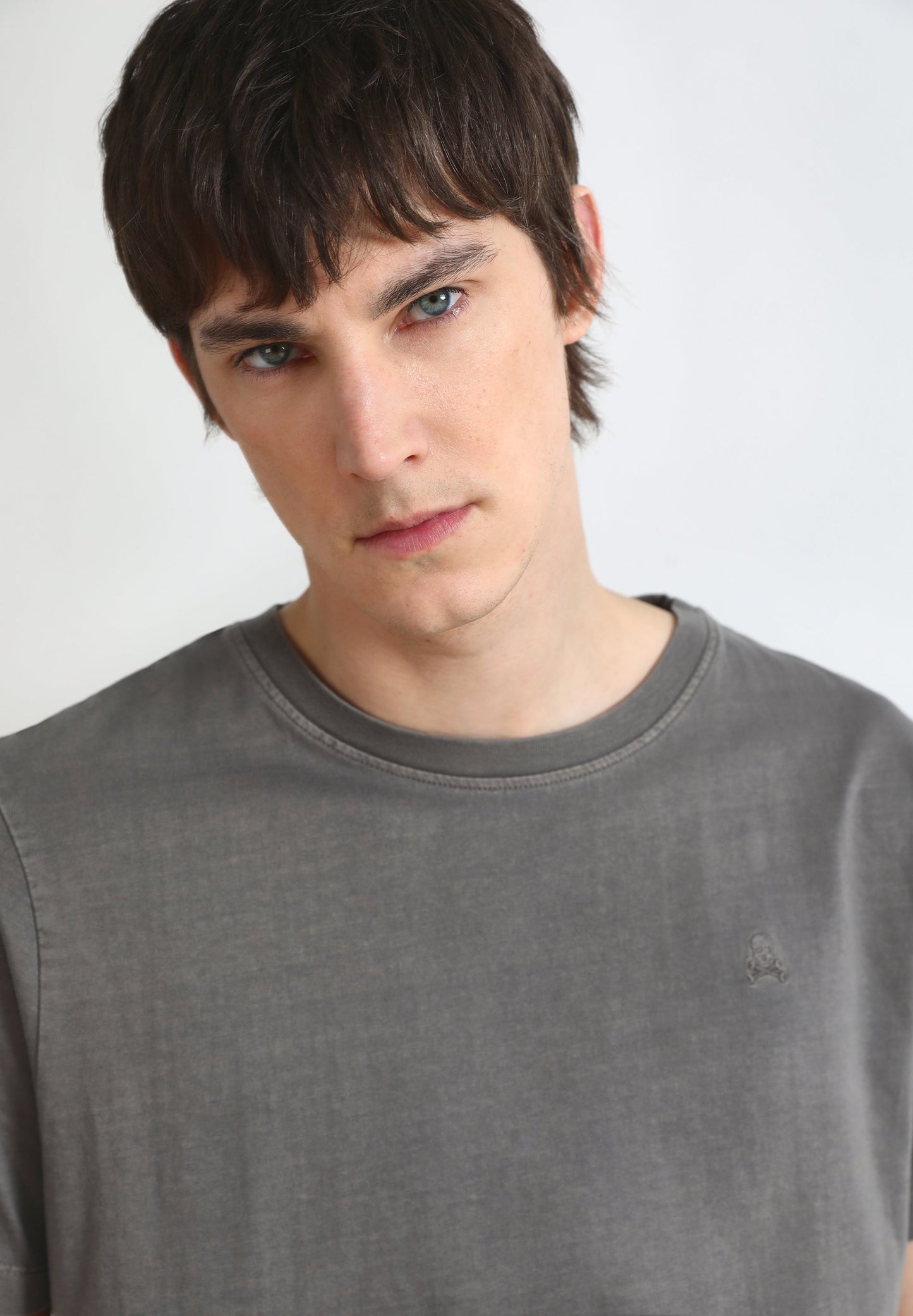 T-SHIRT BÁSICA COM LOGO