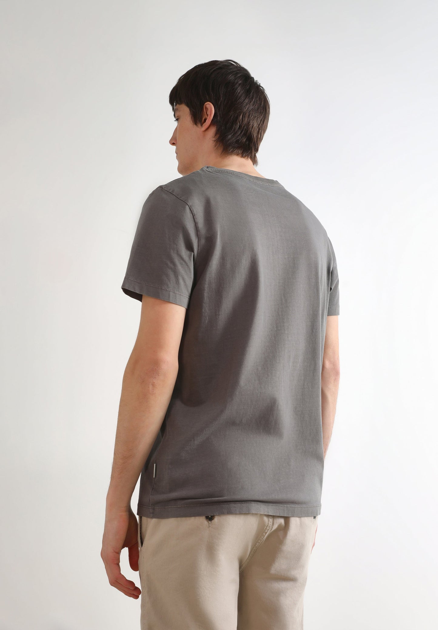 T-SHIRT BÁSICA COM LOGO