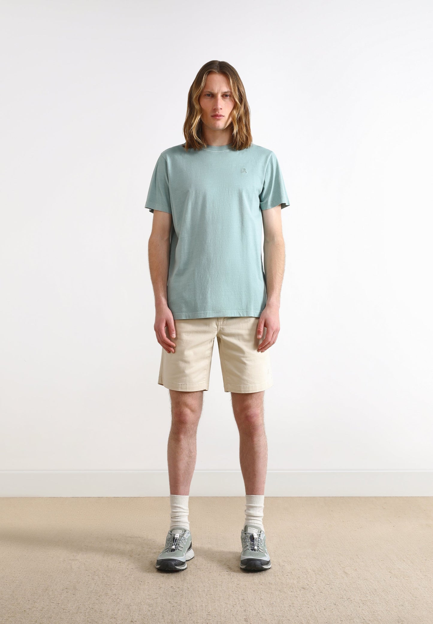 T-SHIRT BÁSICA COM LOGO