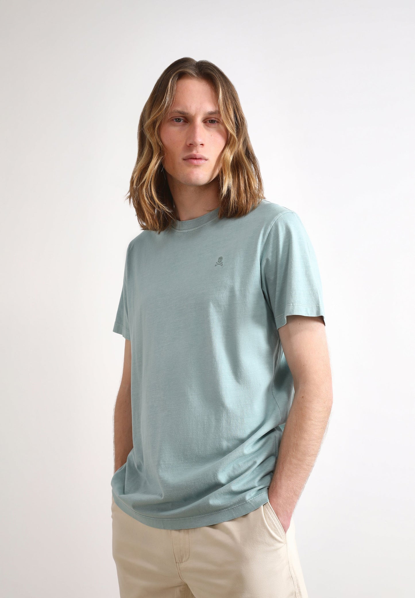 T-SHIRT BÁSICA COM LOGO