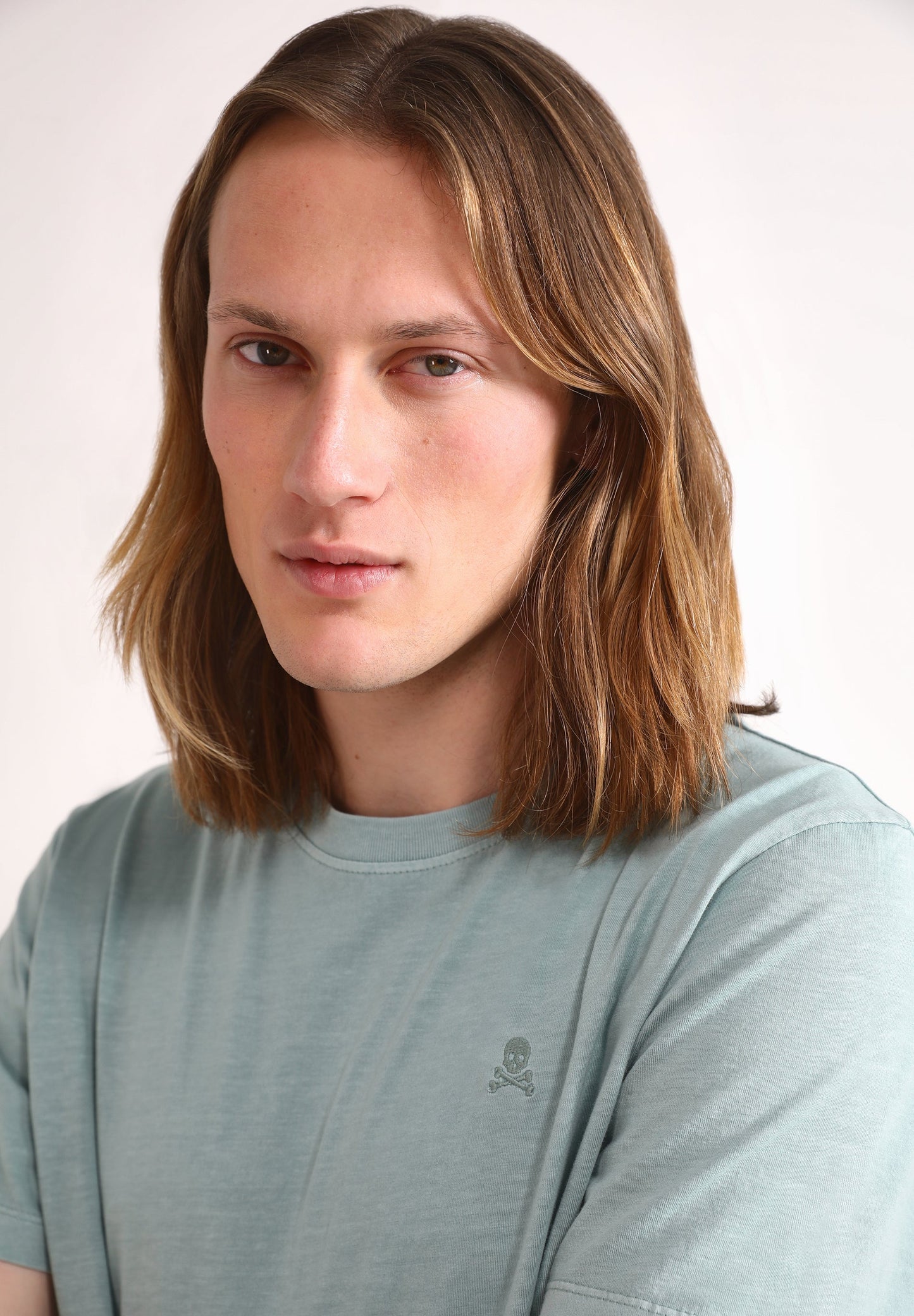 T-SHIRT BÁSICA COM LOGO