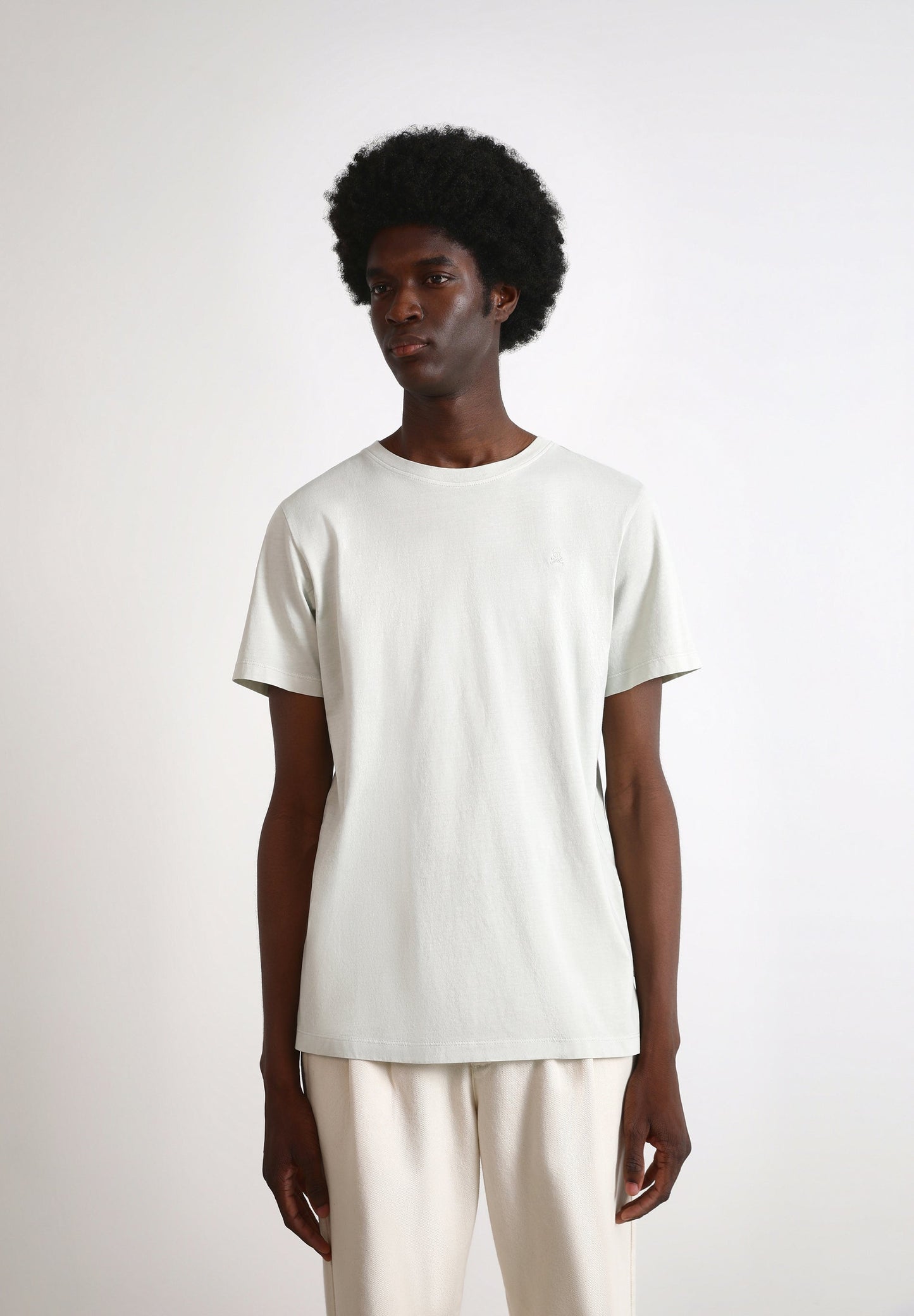 T-SHIRT BÁSICA COM LOGO