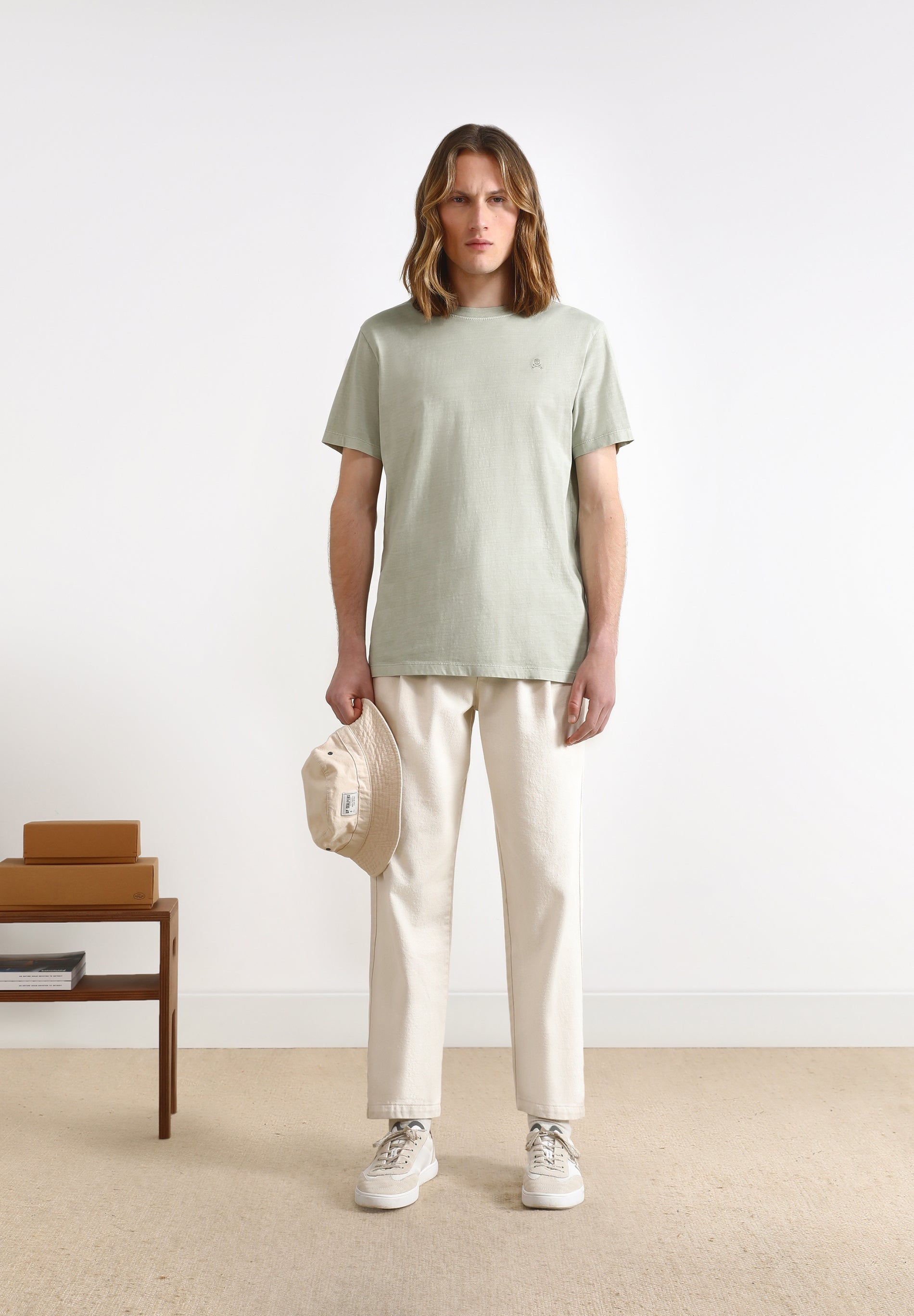 T-SHIRT BÁSICA COM LOGO