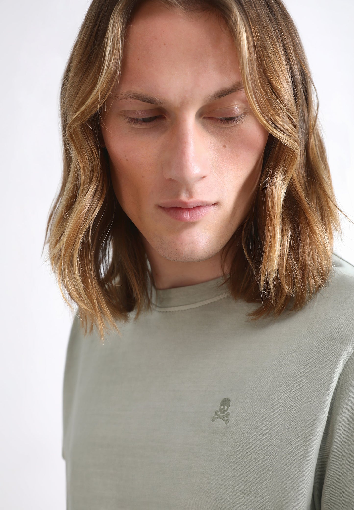 T-SHIRT BÁSICA COM LOGO