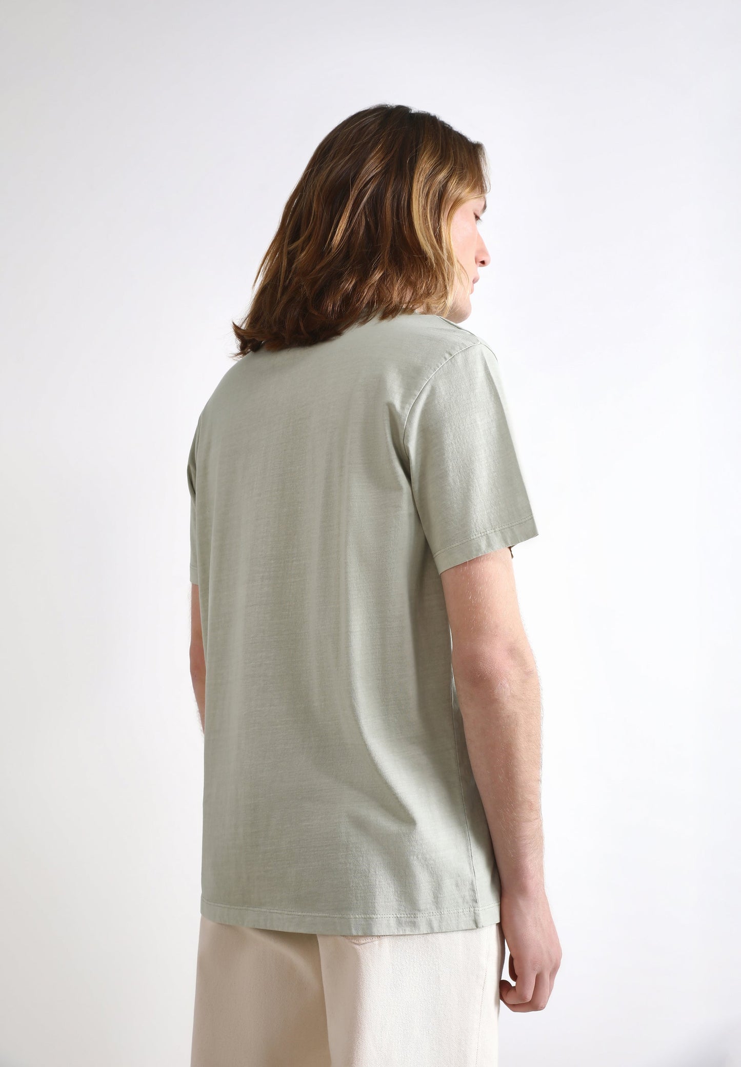 T-SHIRT BÁSICA COM LOGO