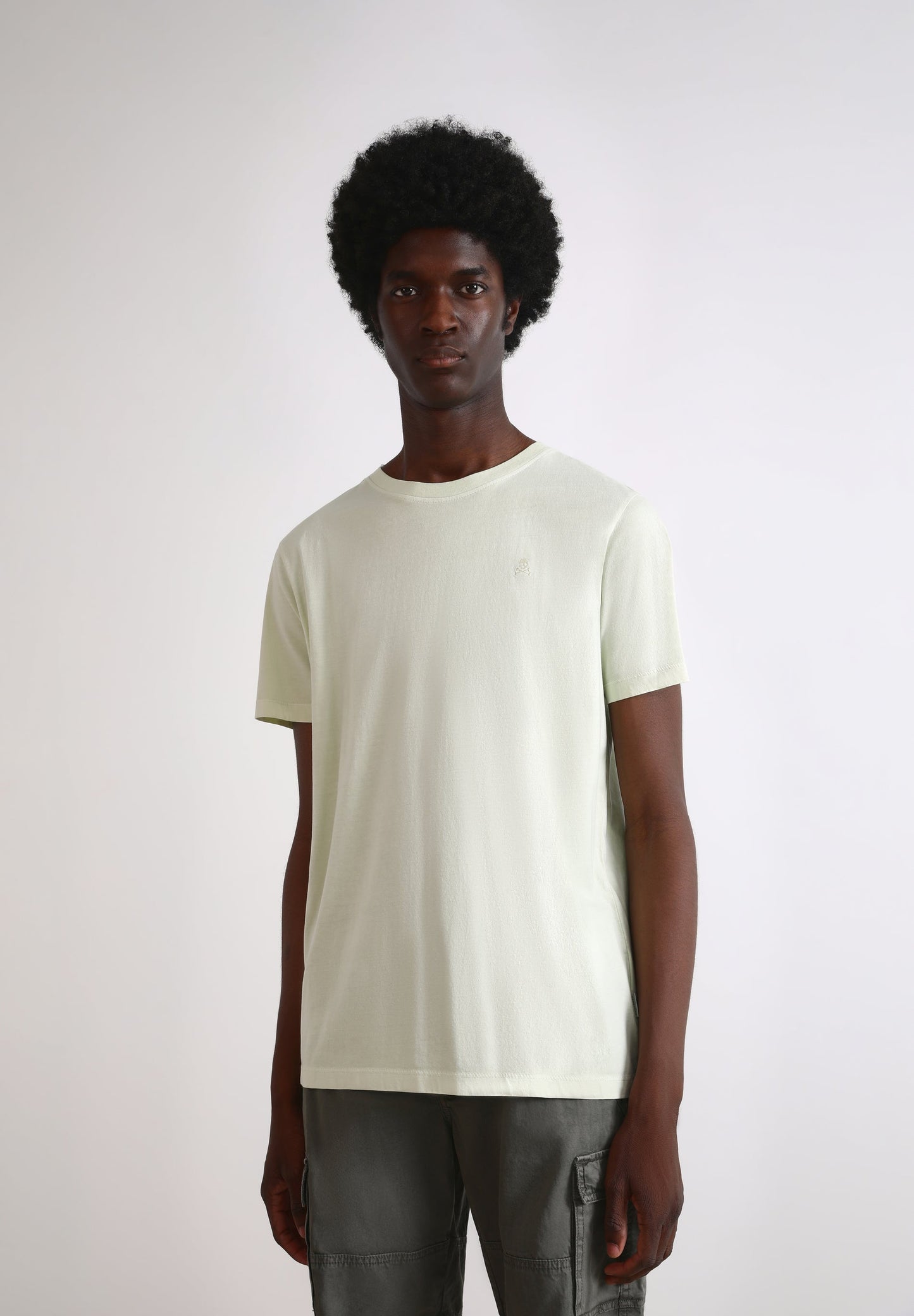 T-SHIRT BÁSICA COM LOGO