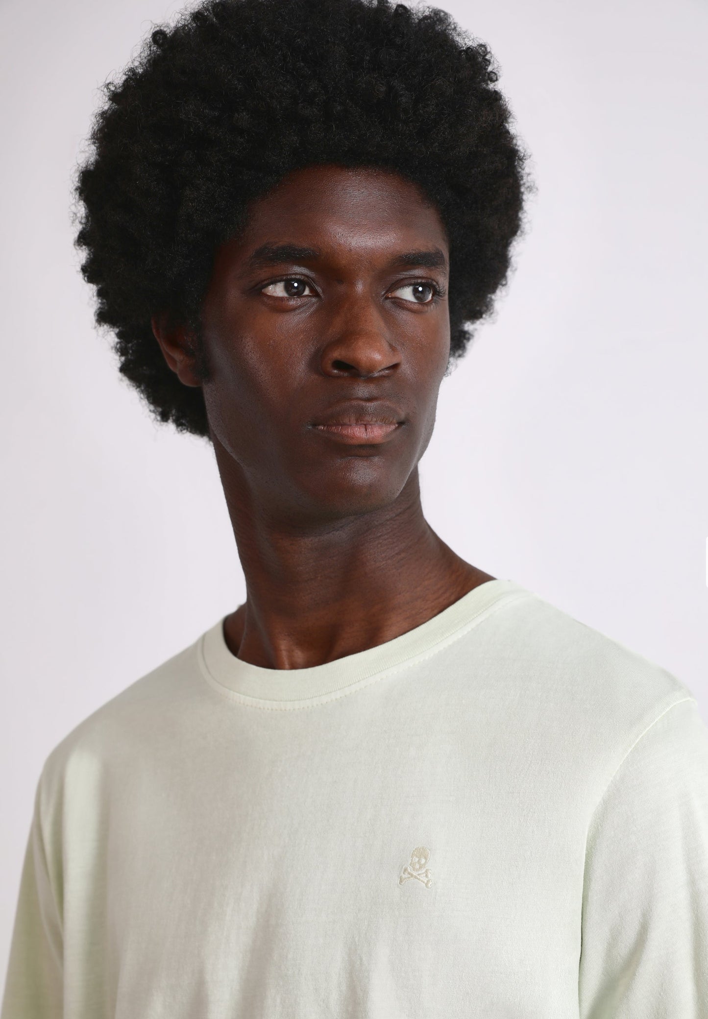 T-SHIRT BÁSICA COM LOGO