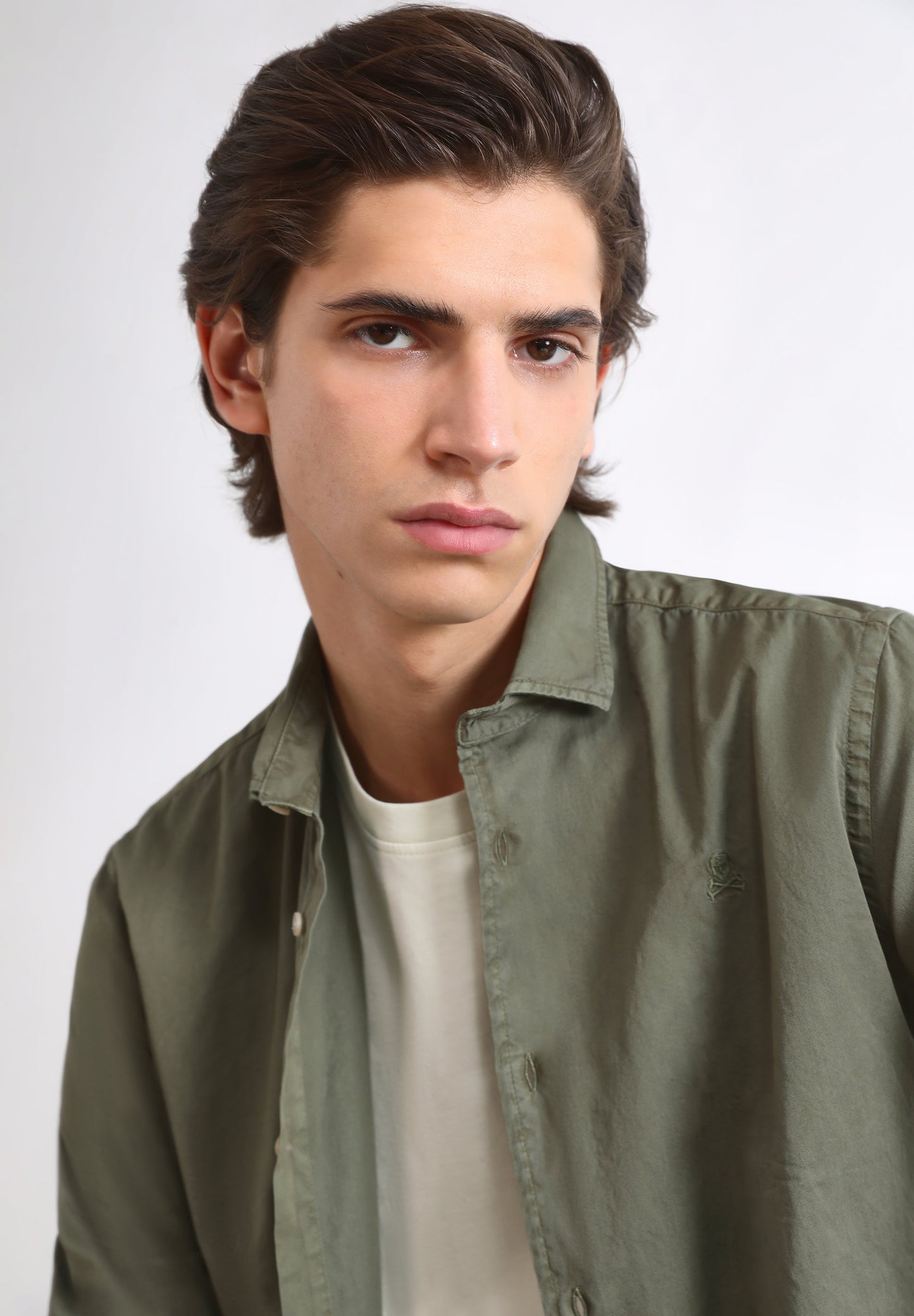 CAMISA COM LOGO NO TOM