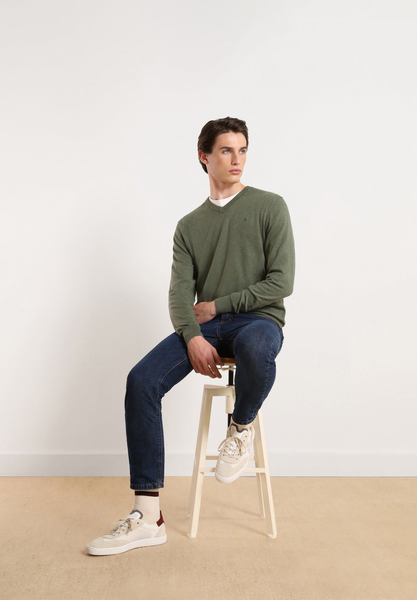 SWEATER DECOTE EM V COM LOGO