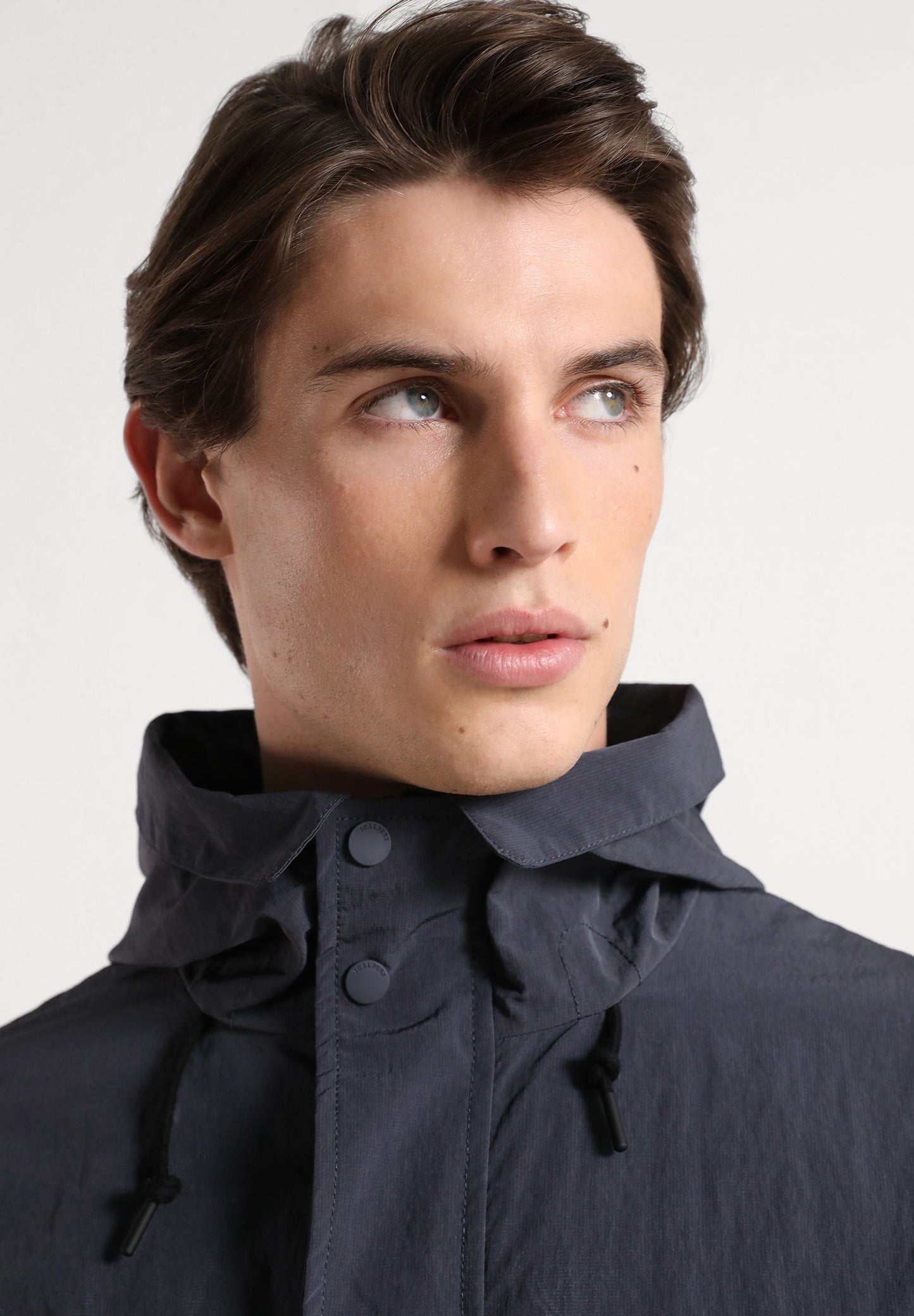 PARKA LEVE COM CAPUZ