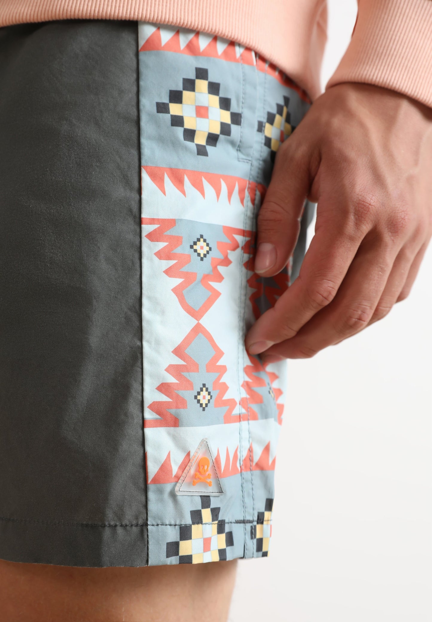 CALÇÕES DE BANHO COM PADRÃO ÉTNICO LATERAL