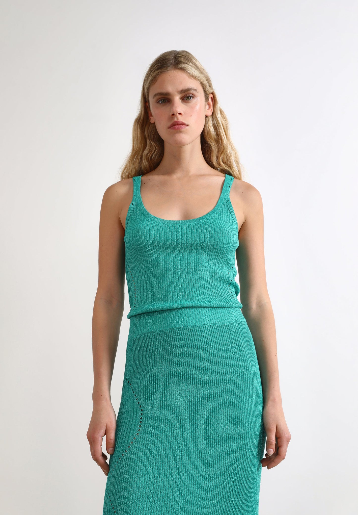 TOP DE MALHA DE COSTAS COM ABERTURAS