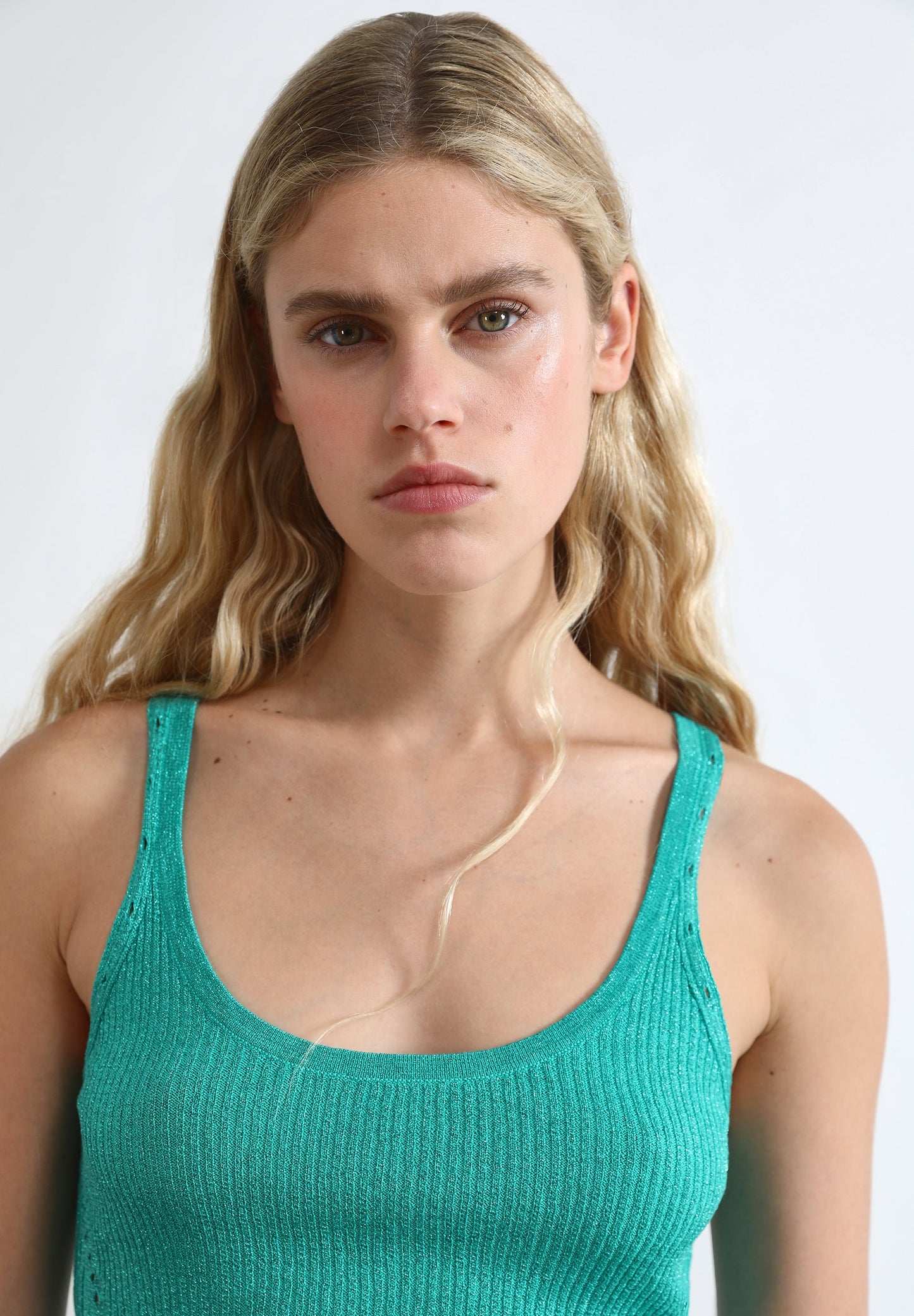 TOP DE MALHA DE COSTAS COM ABERTURAS