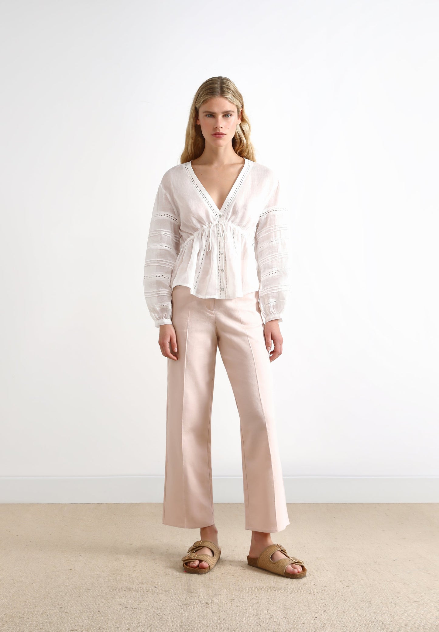 BLUSA COM RENDILHADO E LAÇO