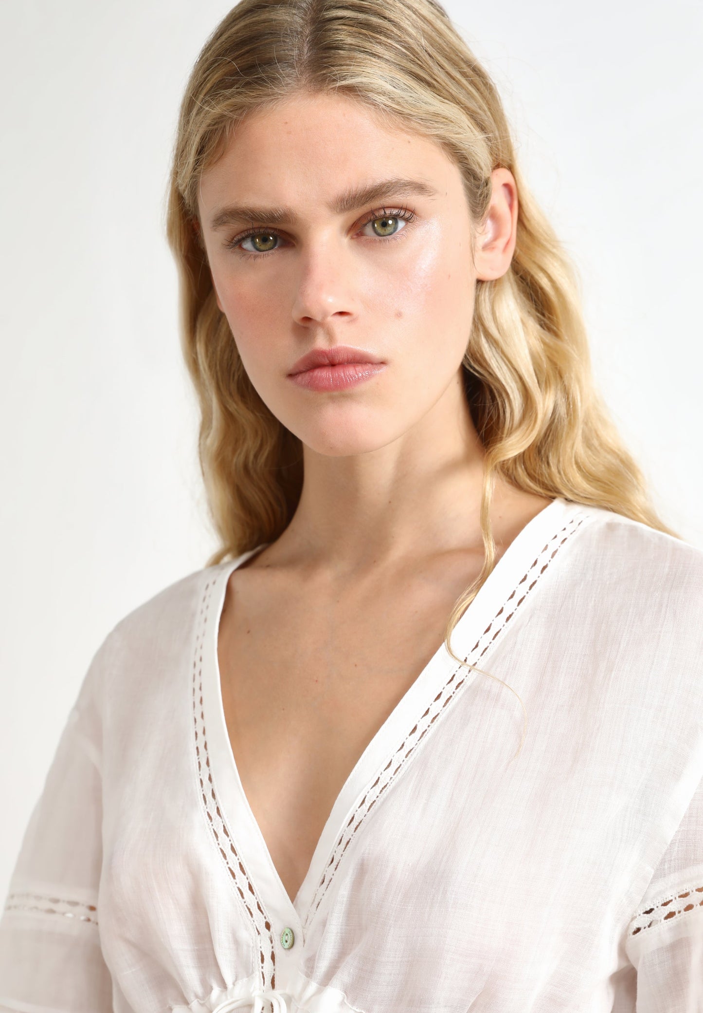 BLUSA COM RENDILHADO E LAÇO