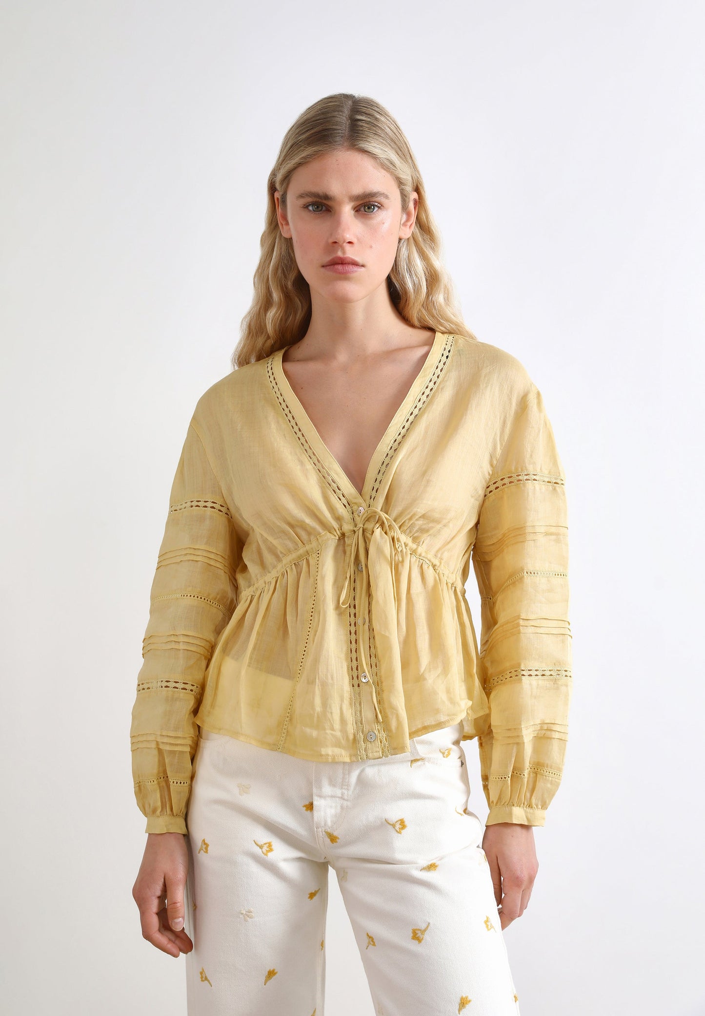 BLUSA COM RENDILHADO E LAÇO