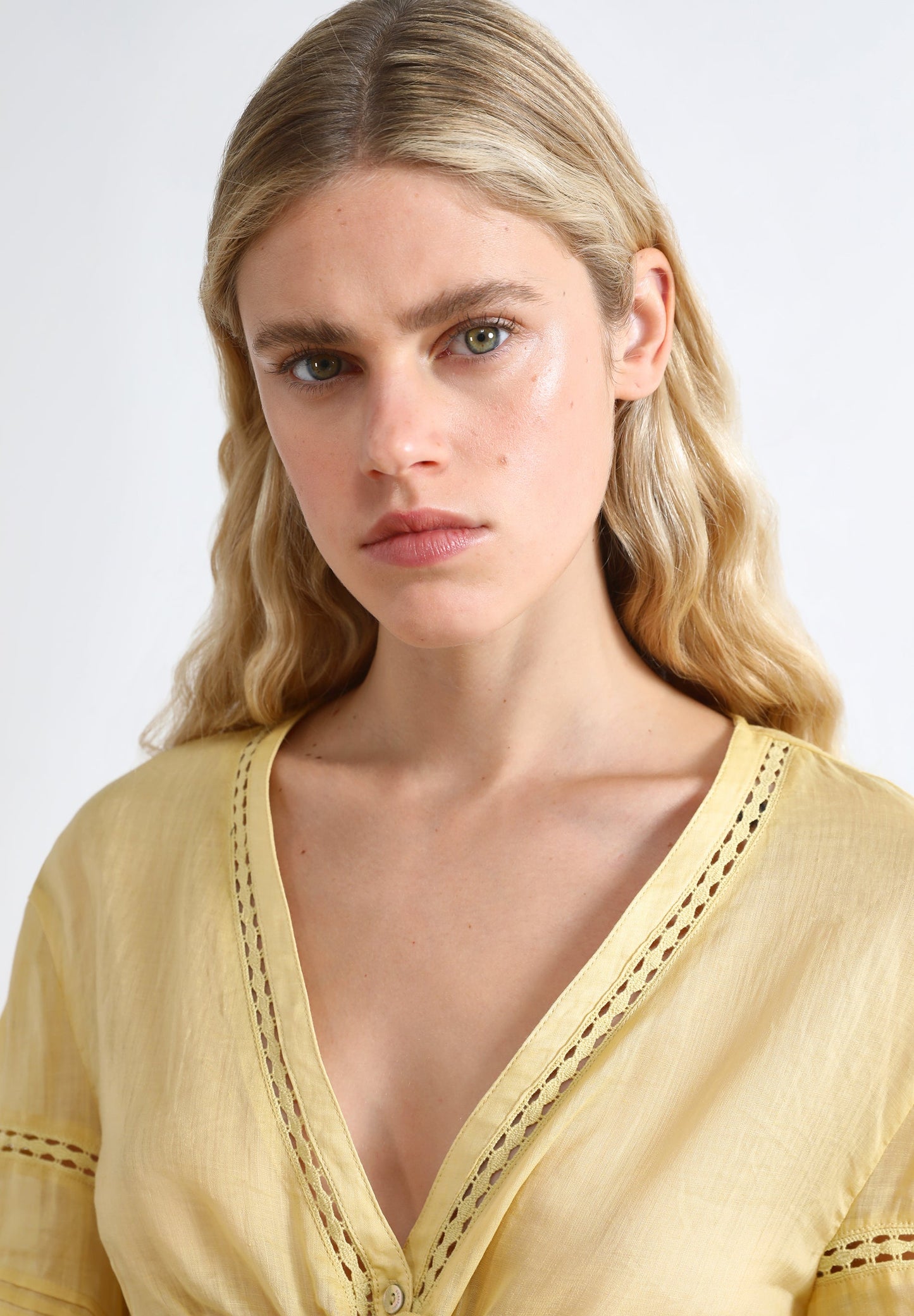 BLUSA COM RENDILHADO E LAÇO