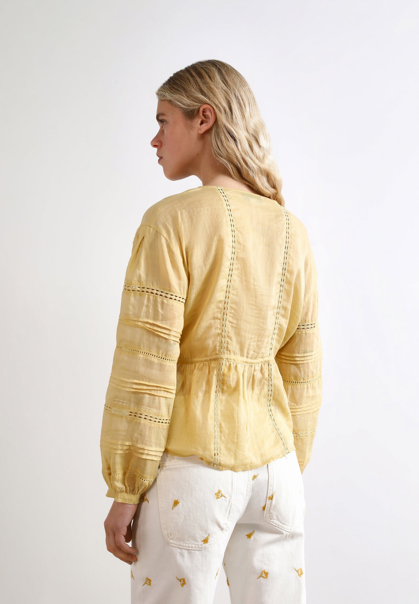 BLUSA COM RENDILHADO E LAÇO