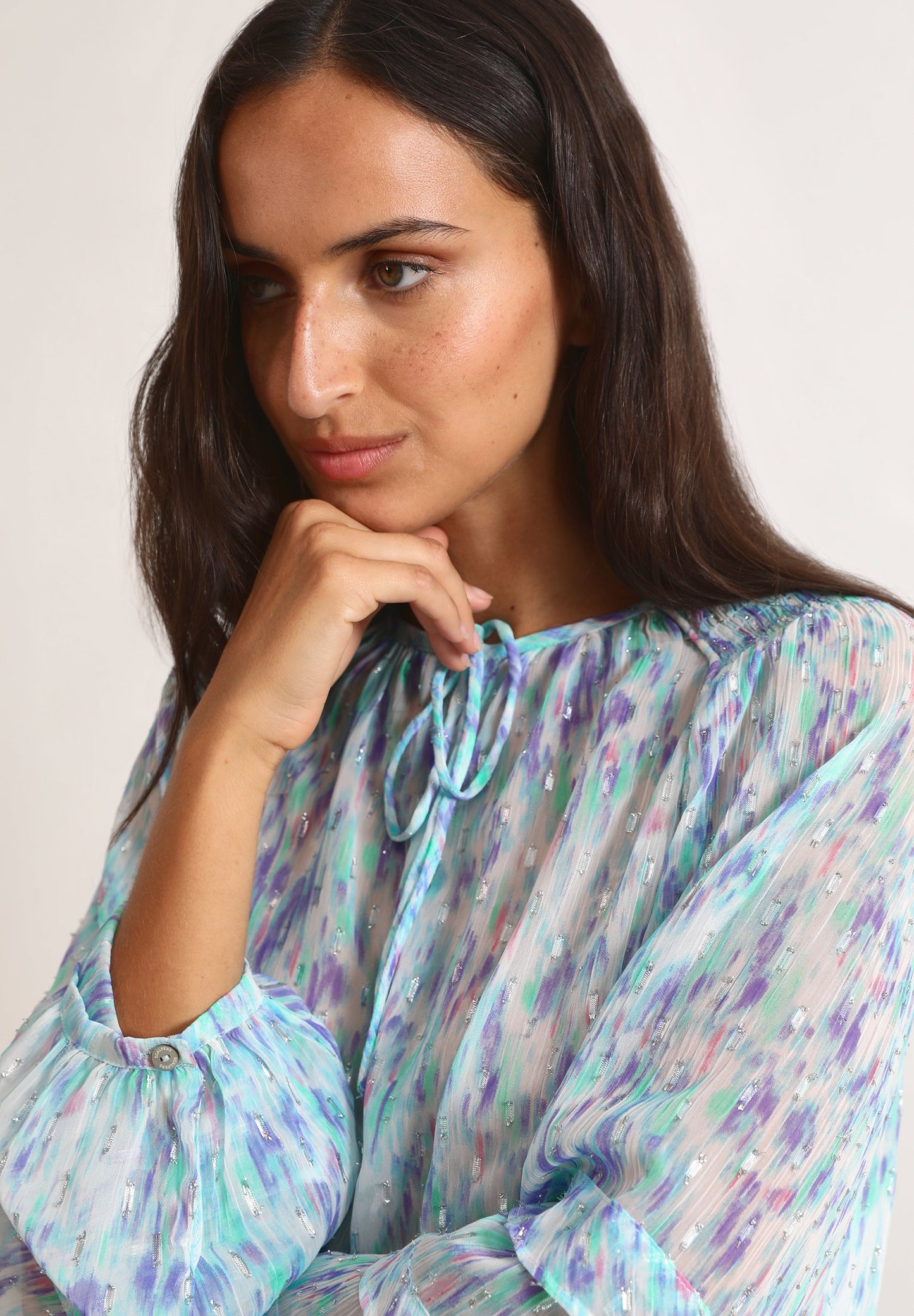 BLUSA COM PADRÃO DE PORMENORES