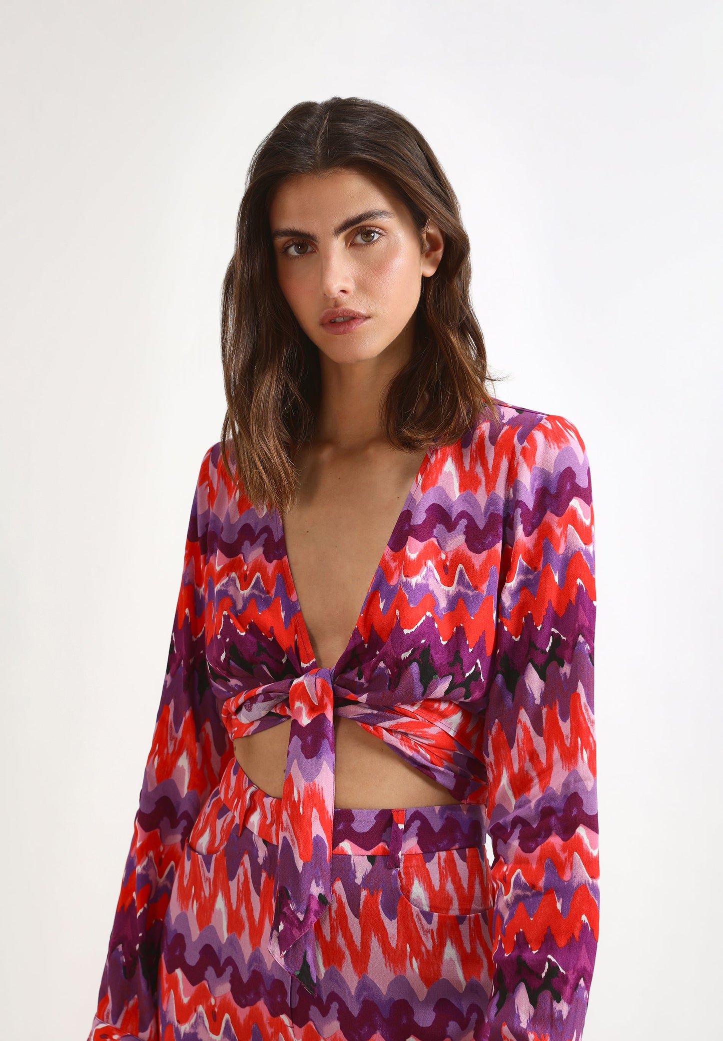 BLUSA MULTIPOSIÇÕES COM LAÇO