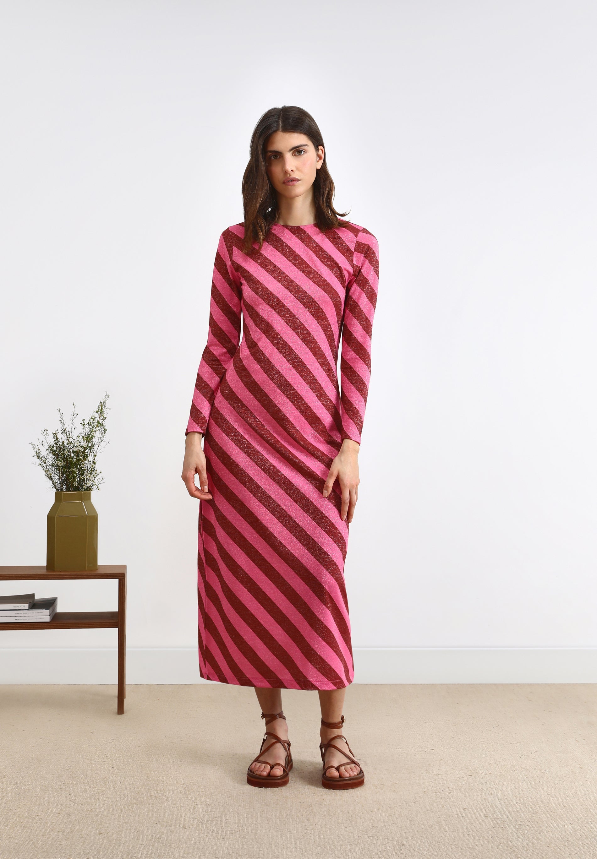 VESTIDO MIDI ÀS RISCAS