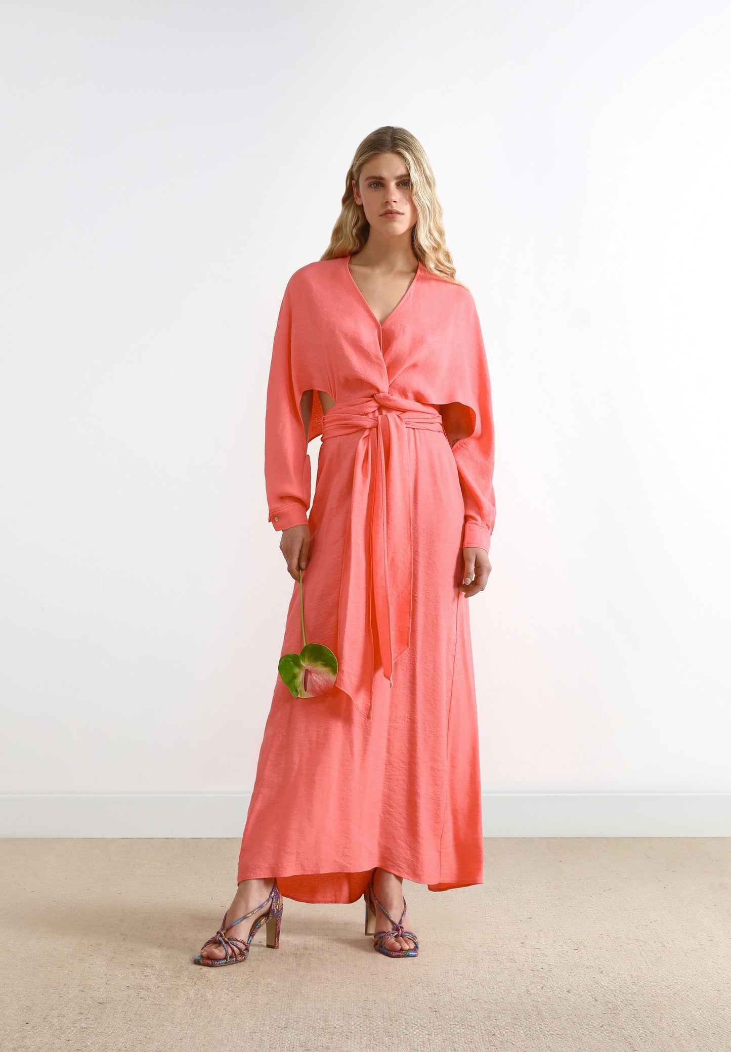 VESTIDO COM ABERTURAS E LAÇO